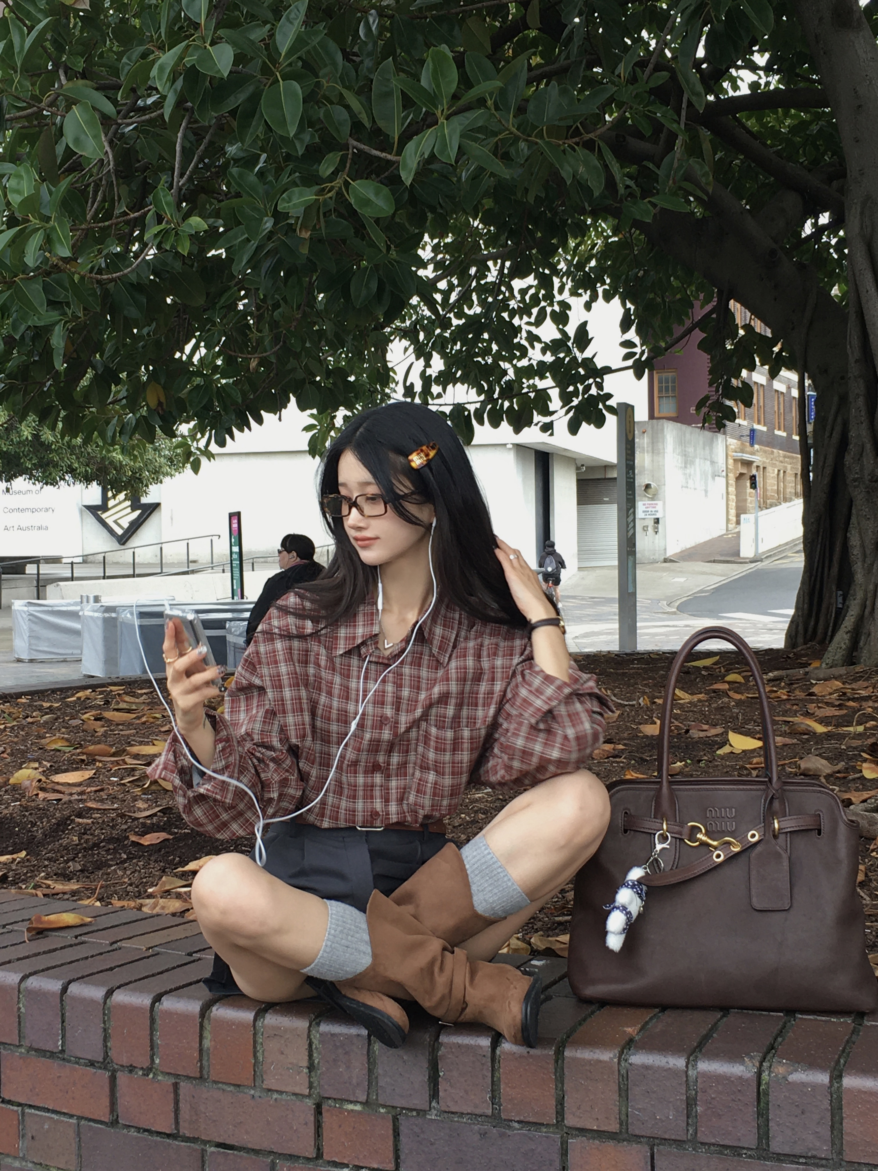 Miu Miu Aventure Nappa Leather Bag Briarwood, (W) Miu Miu Regard Sunglasses Blue Lenses Honey Tortoiseshell Acetate Standard fit 착용 스타일 - 6