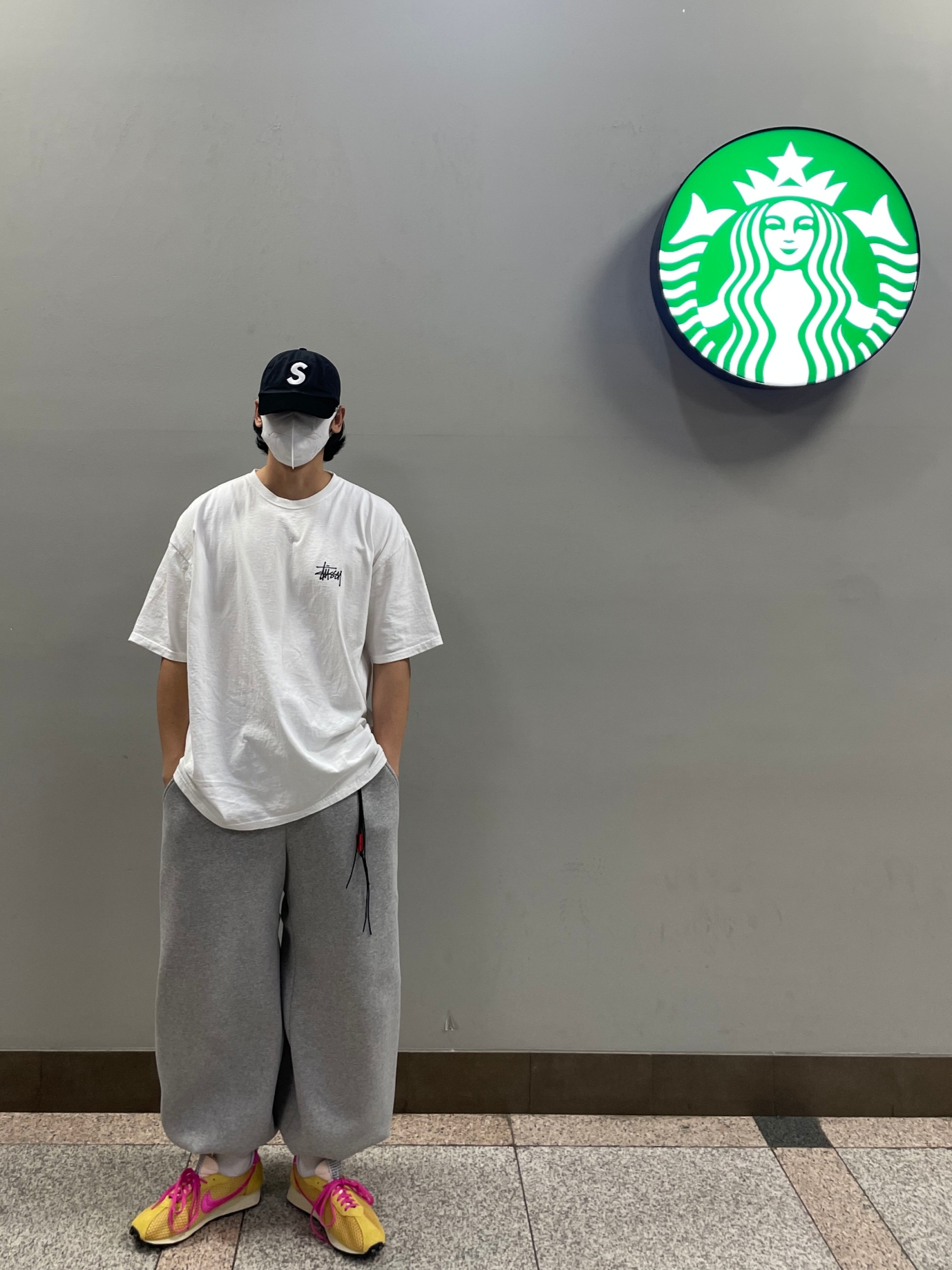 Nike x Stussy LD-1000 SP Sanded Gold and Laser Fuchsia, Stussy Basic Stussy T-Shirt White 2024, 2025 착용 스타일 - 1