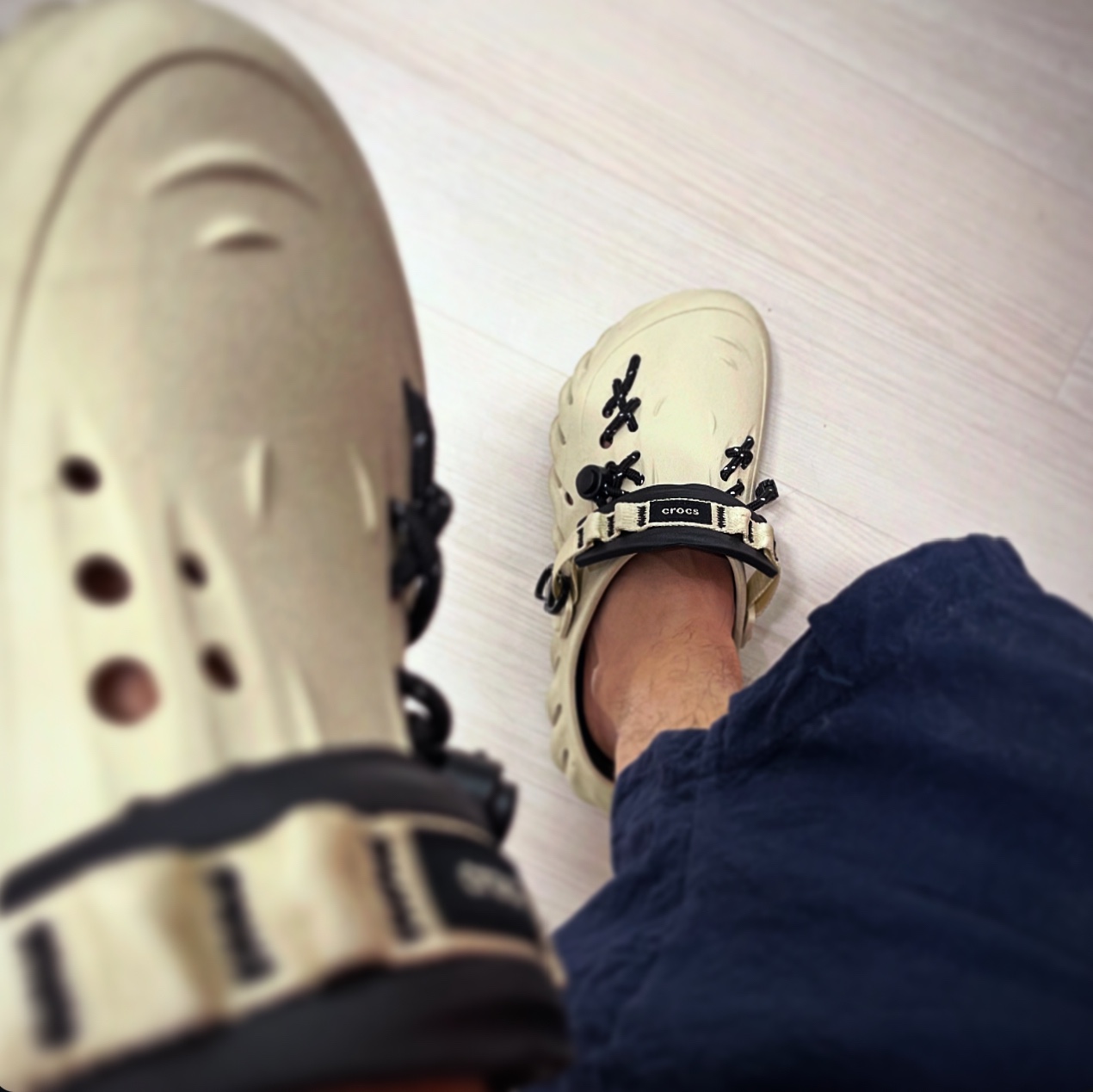 Crocs Echo Clog Bone Black 착용 스타일 - 2