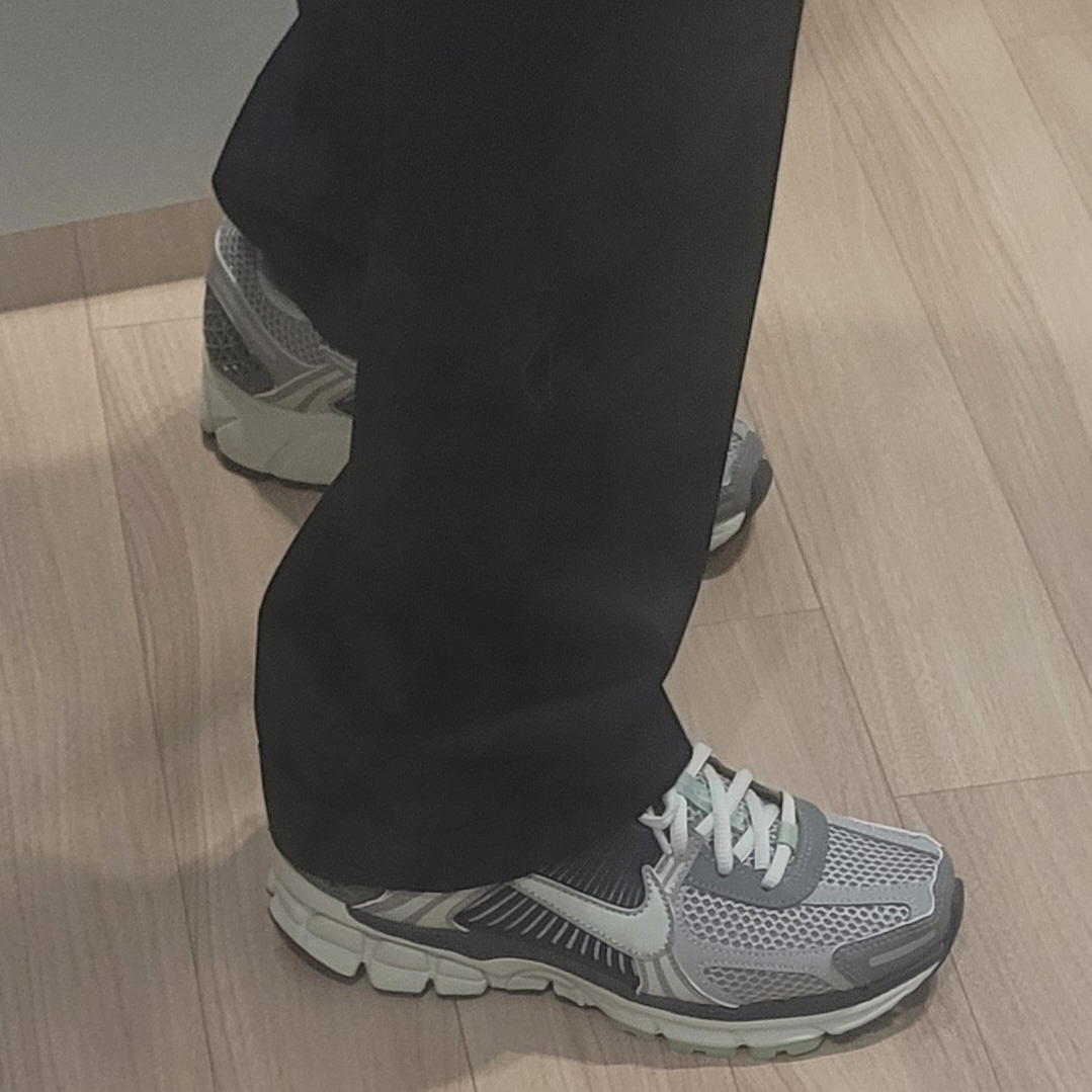 (W) Nike Zoom Vomero 5 Cobblestone and Flat Pewter 착용 스타일 - 1