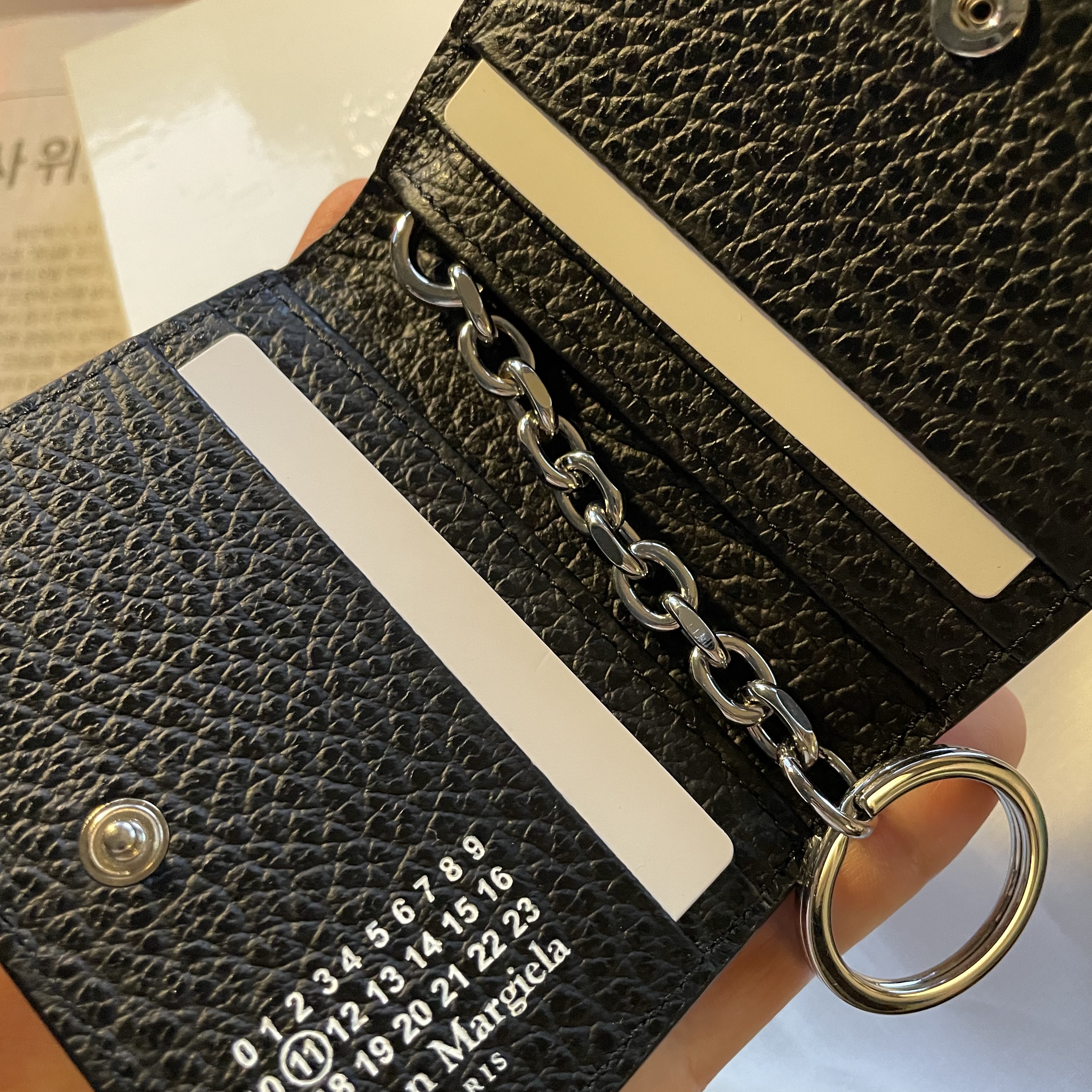 Maison Margiela Keyring Wallet Black 착용 스타일 - 2