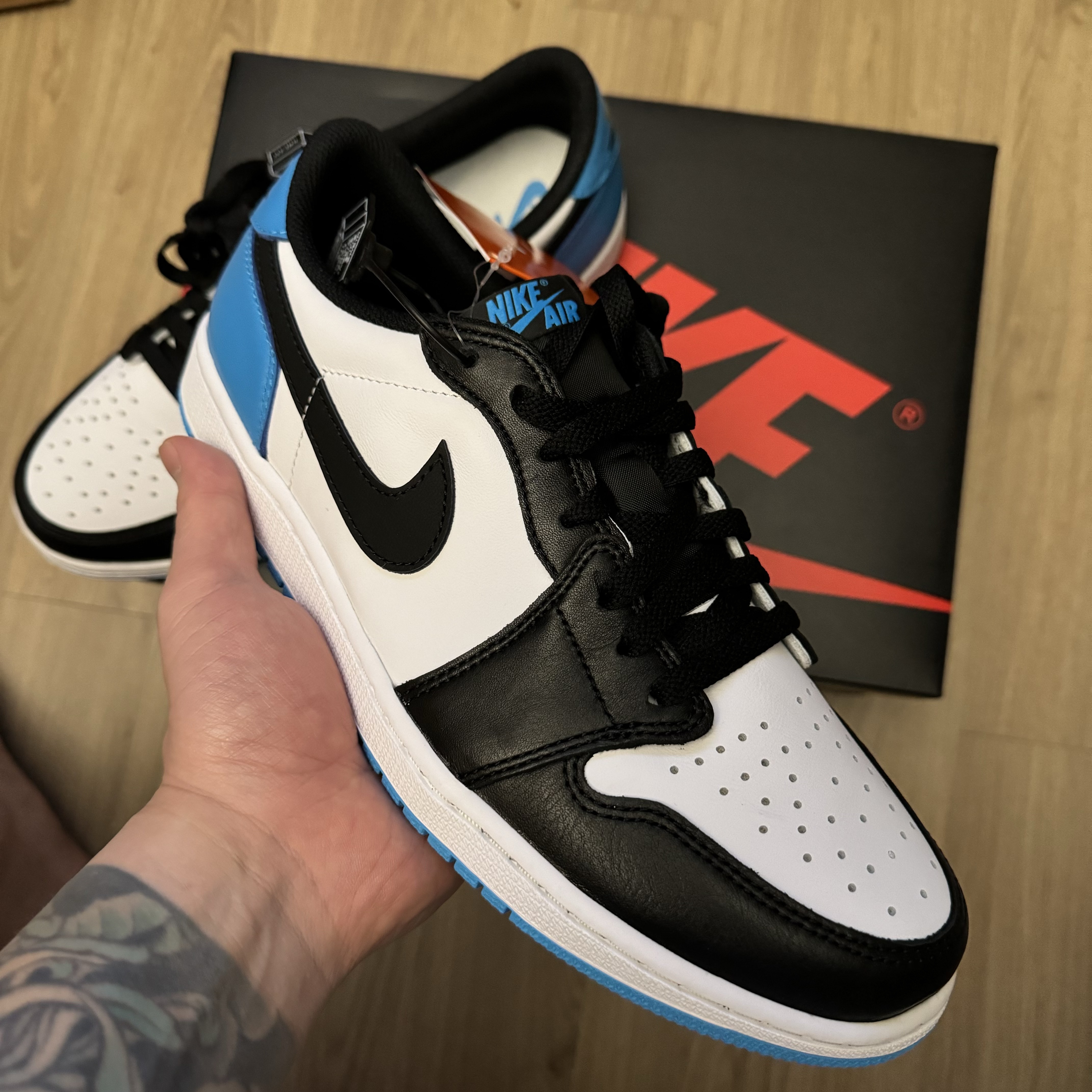 Jordan 1 Retro Low OG Black and Dark Powder Blue 착용 스타일