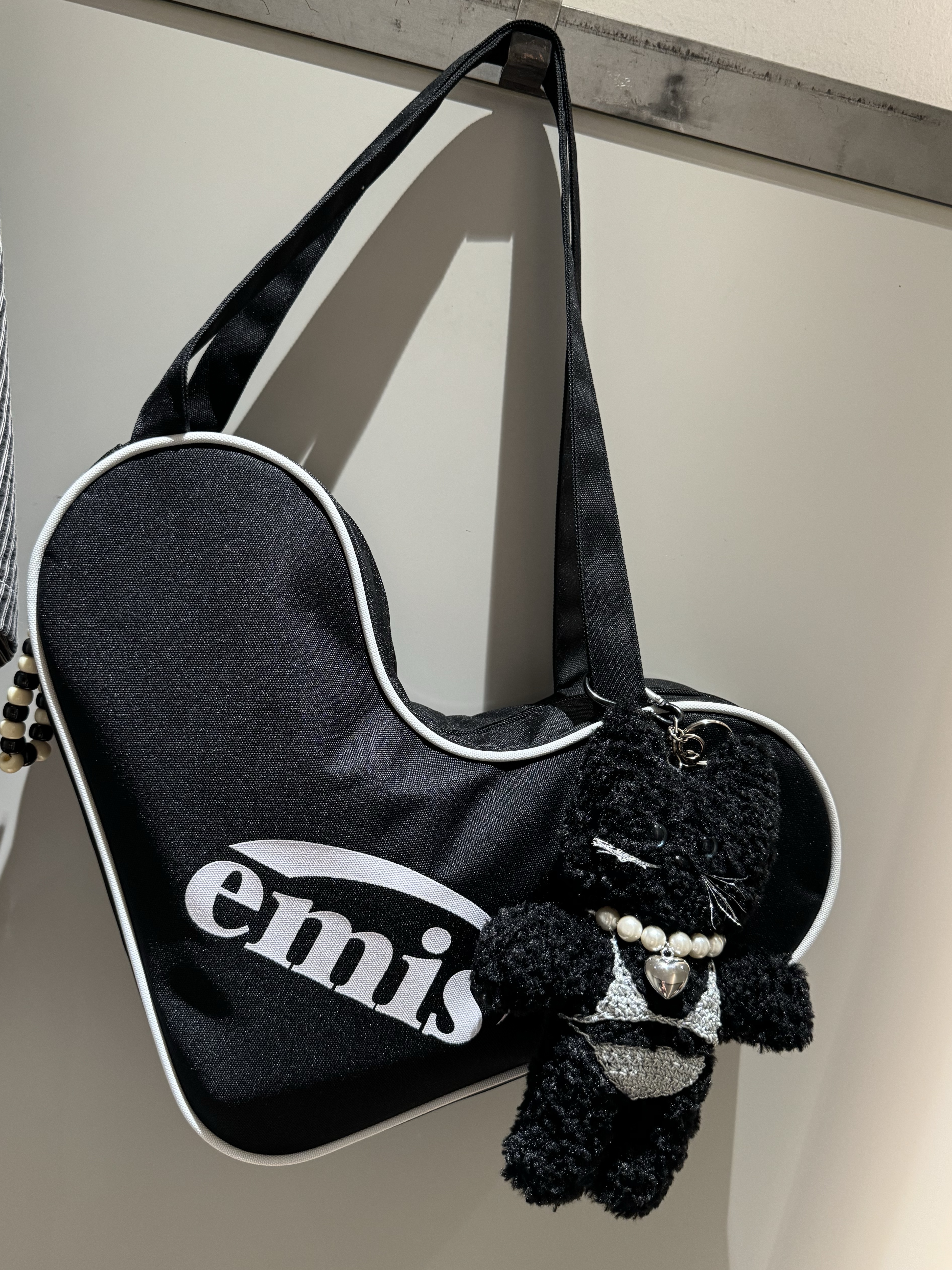 Emis Curvy Shoulder Bag Black, (W) Nike Air Max Koko Sandal White 착용 스타일 - 3