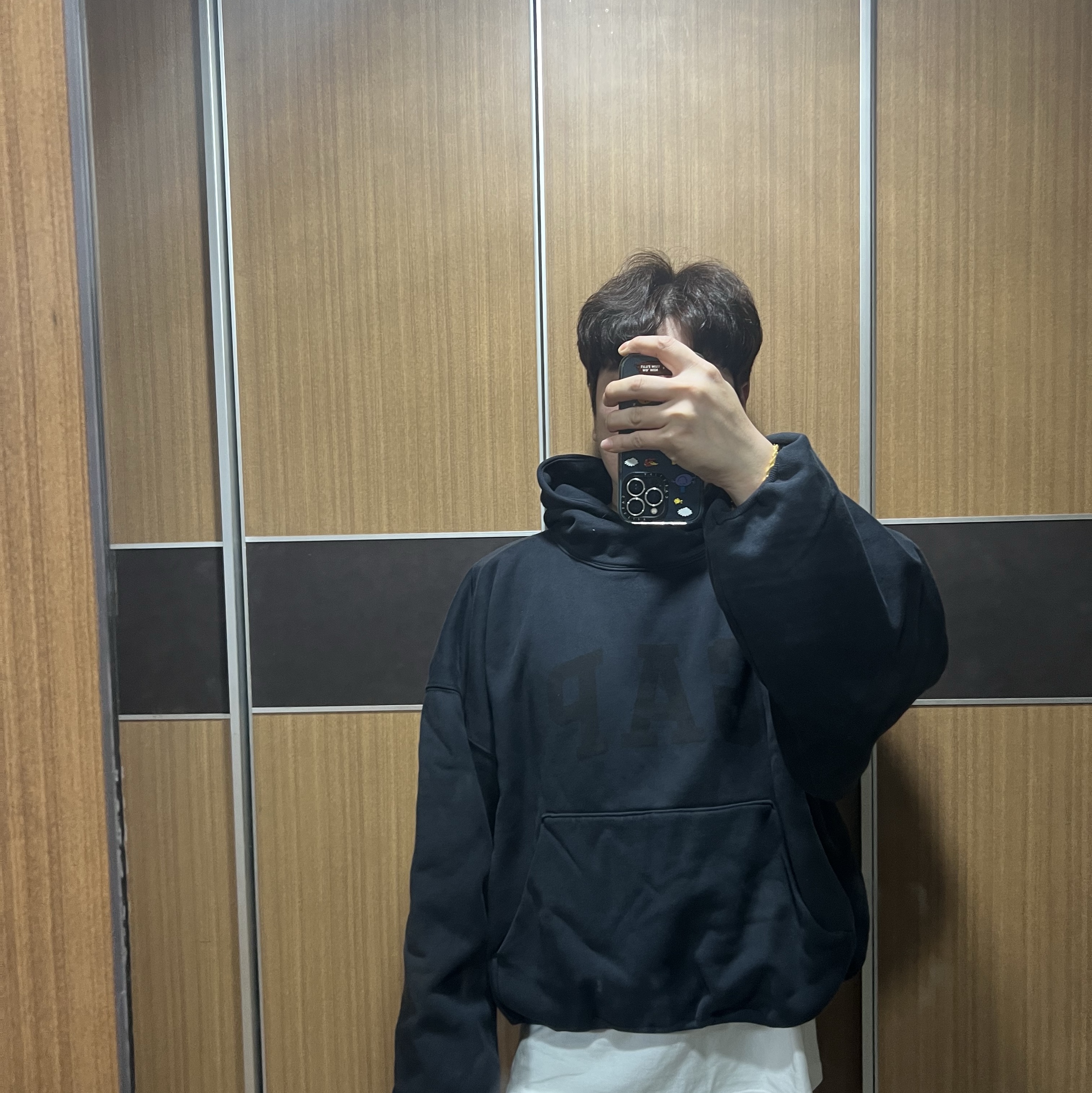 Yeezy Gap Engineered By Balenciaga Dove Hoodie Washed Black 착용 스타일 - 2