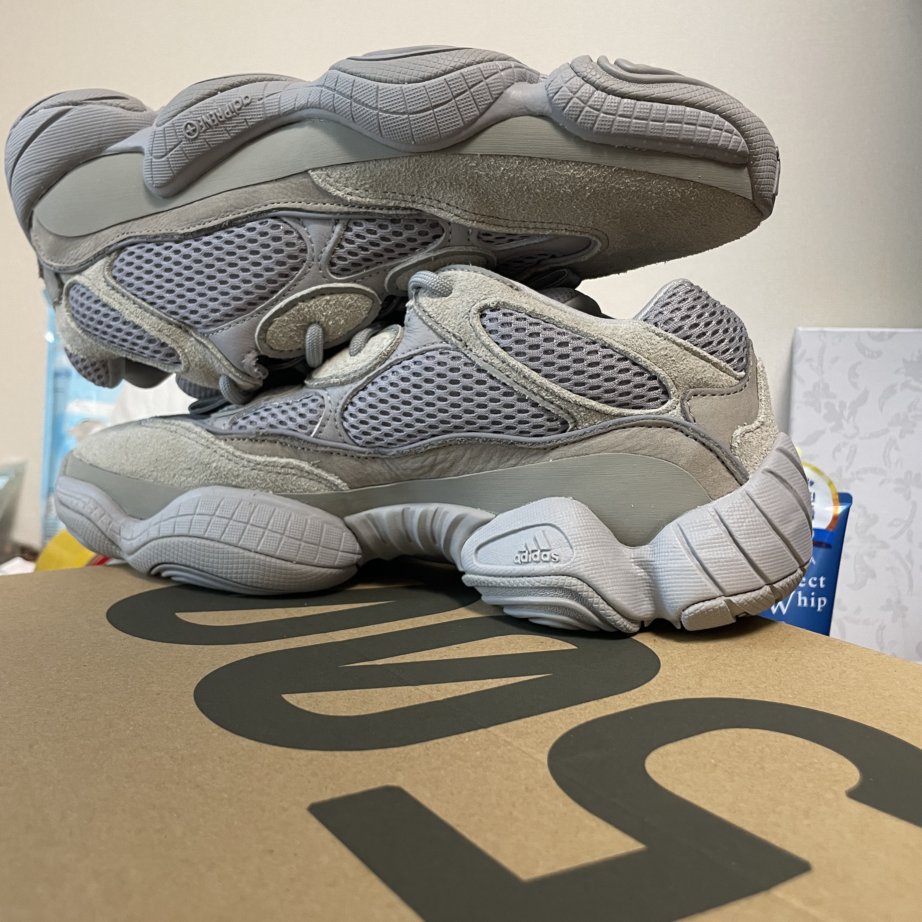 Adidas Yeezy 500 Stone Salt 착용 스타일