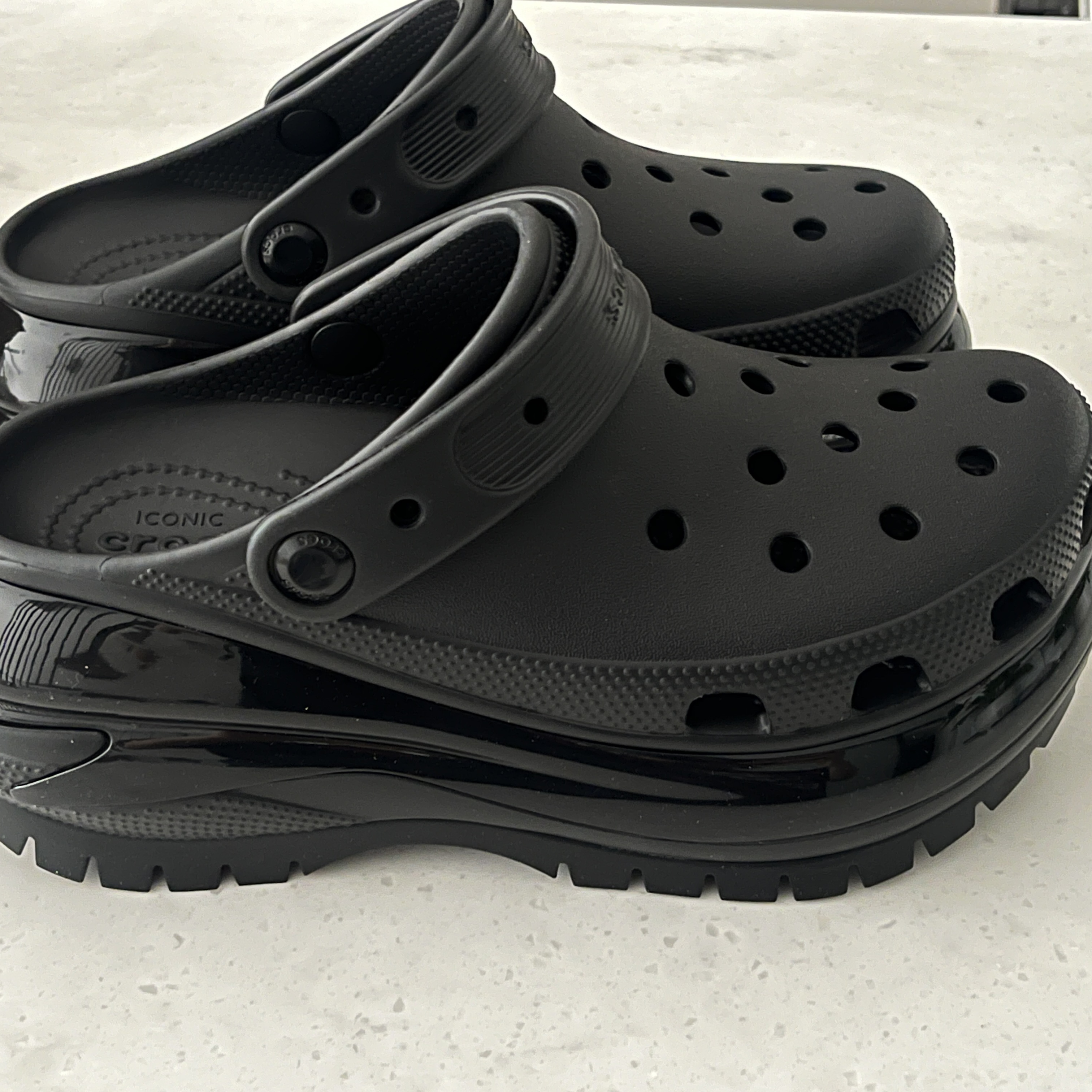 (W) Crocs Classic Mega Crush Clog Black 착용 스타일 - 2
