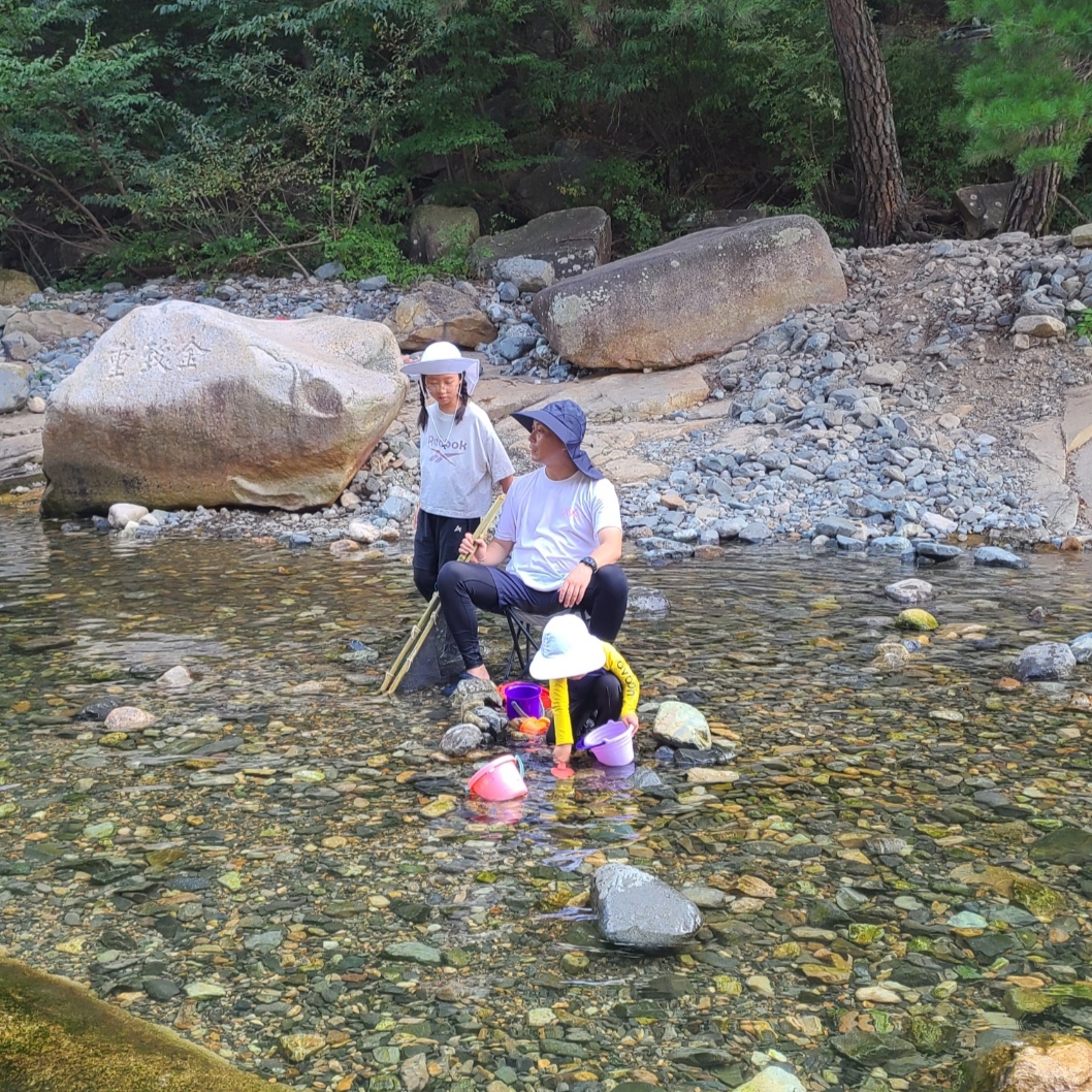 Uniqlo UT x Kaws Short Sleeve Graphic T-Shirt White 착용 스타일 - 1