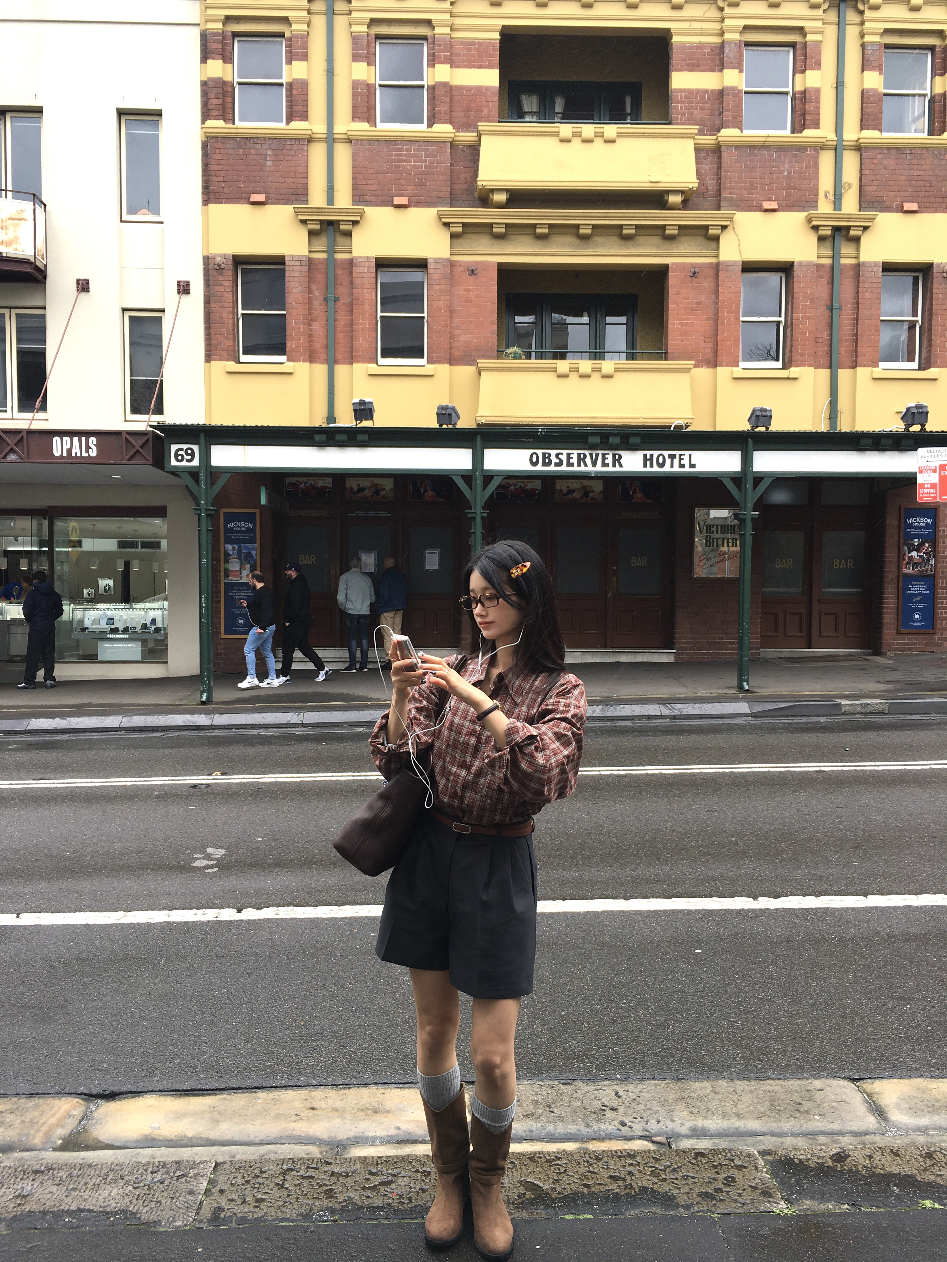 Miu Miu Aventure Nappa Leather Bag Briarwood, (W) Miu Miu Regard Sunglasses Blue Lenses Honey Tortoiseshell Acetate Standard fit 착용 스타일 - 3