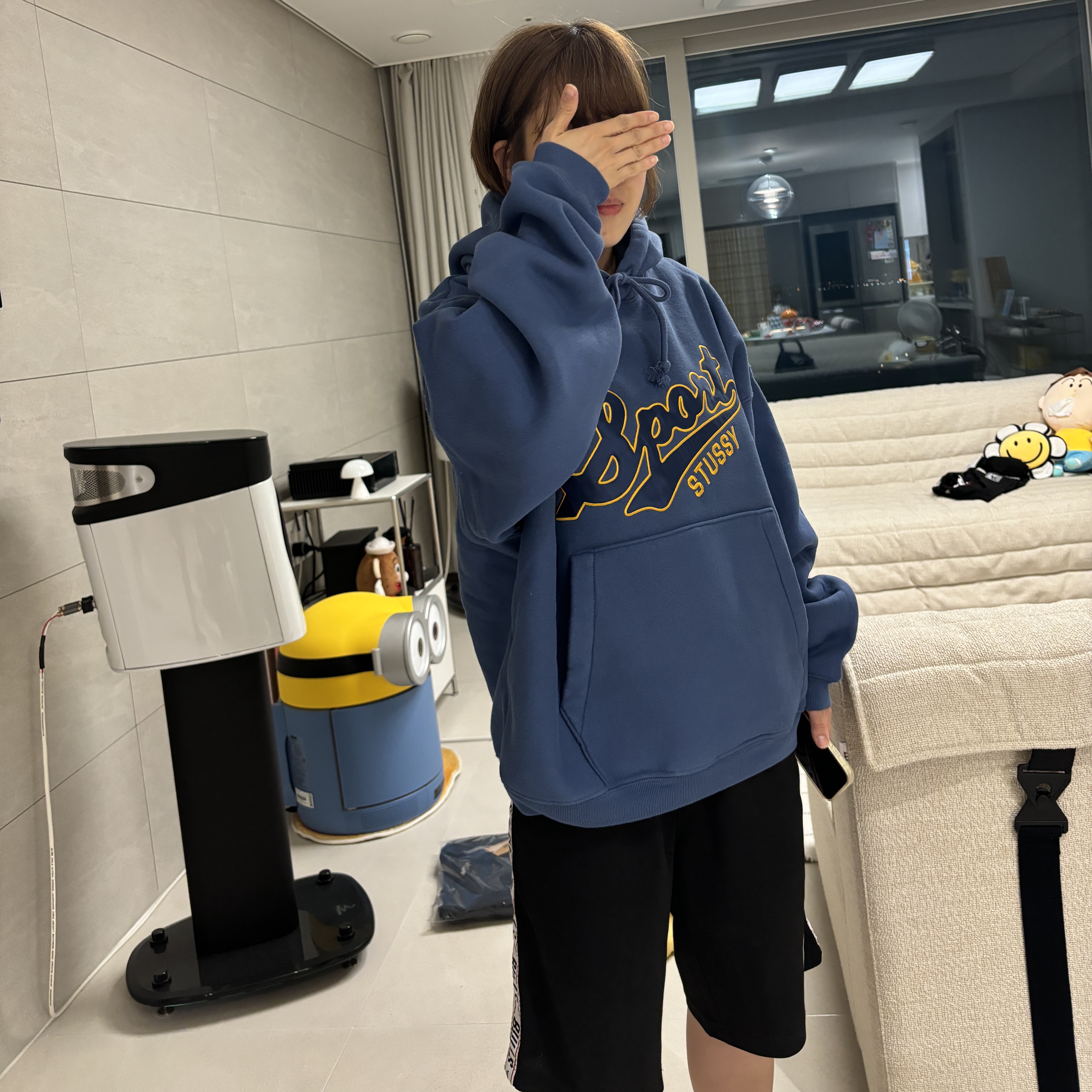 Stussy Satin Patch Oversized Hoodie Blue 착용 스타일 - 1