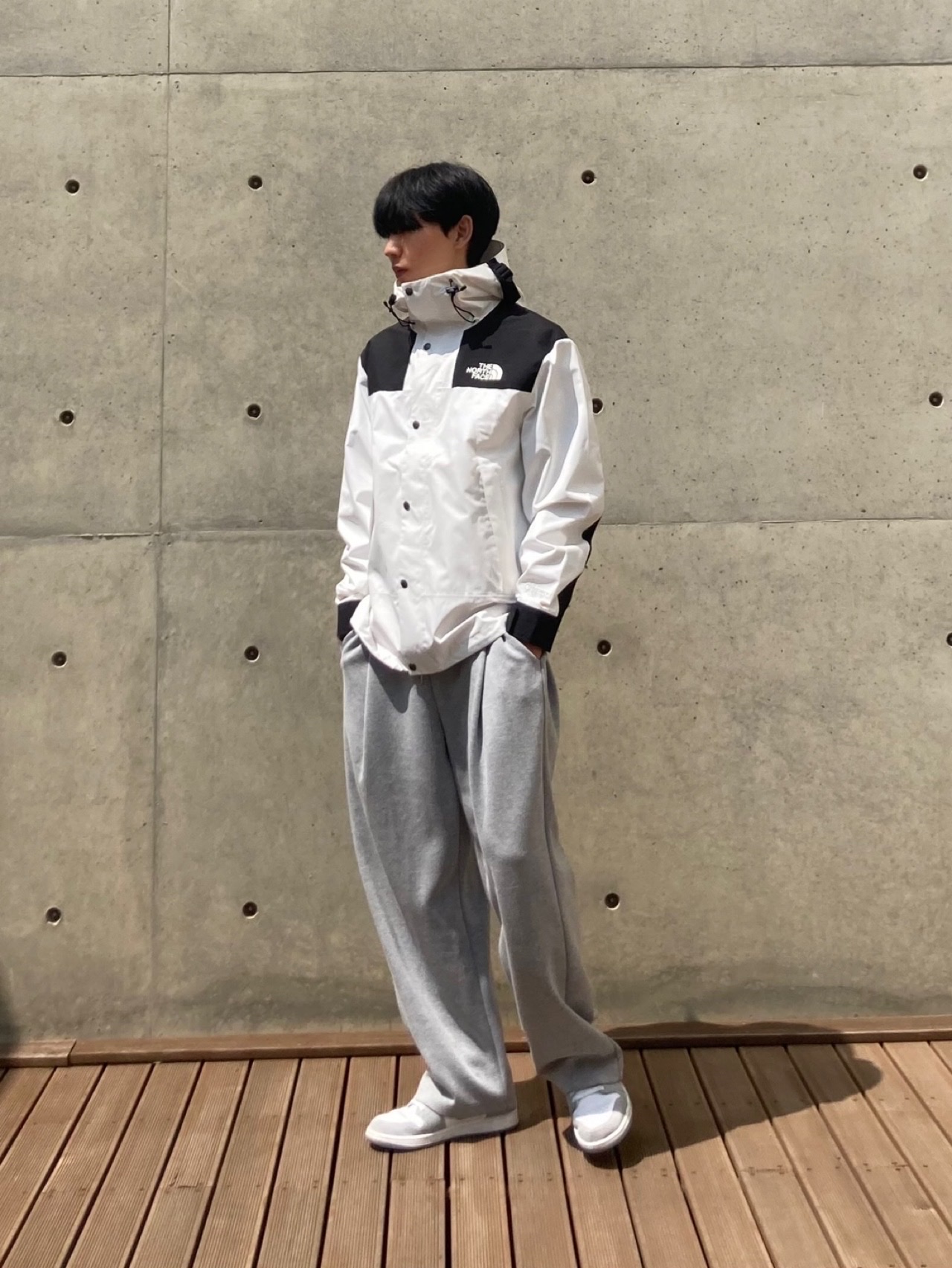 The North Face Eco GTX Mountain Jacket Ivory, (W) Jordan 1 Low White Wolf Grey 착용 스타일 - 2