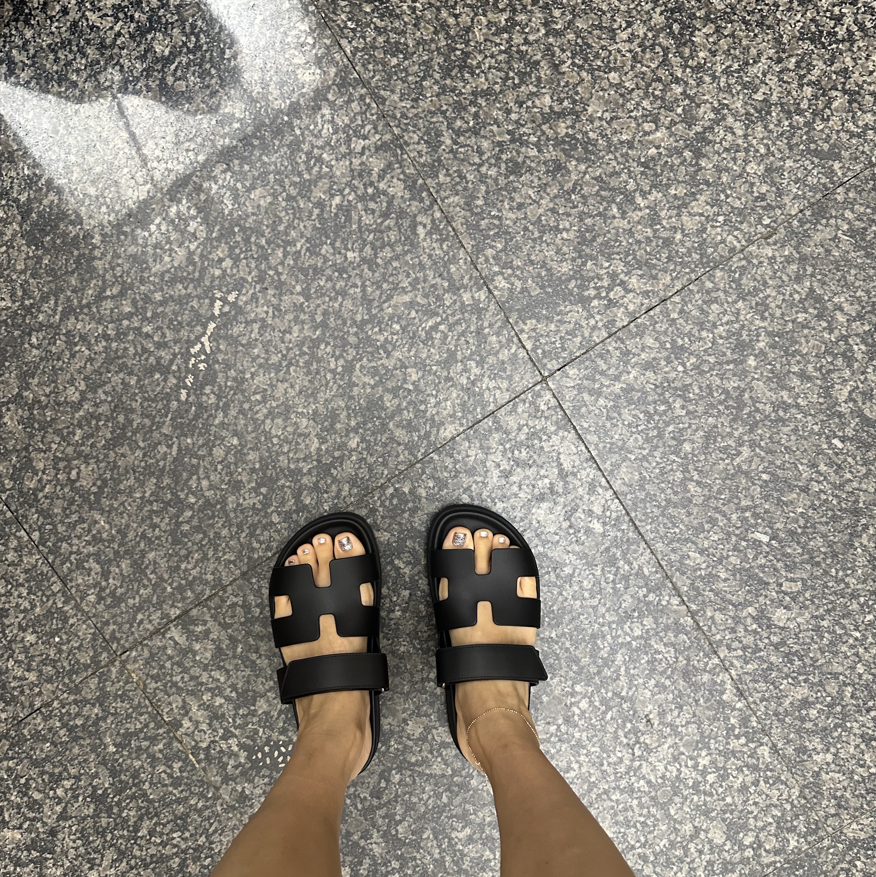 (W) Hermes Chypre Sandal Calfskin & Noir 착용 스타일