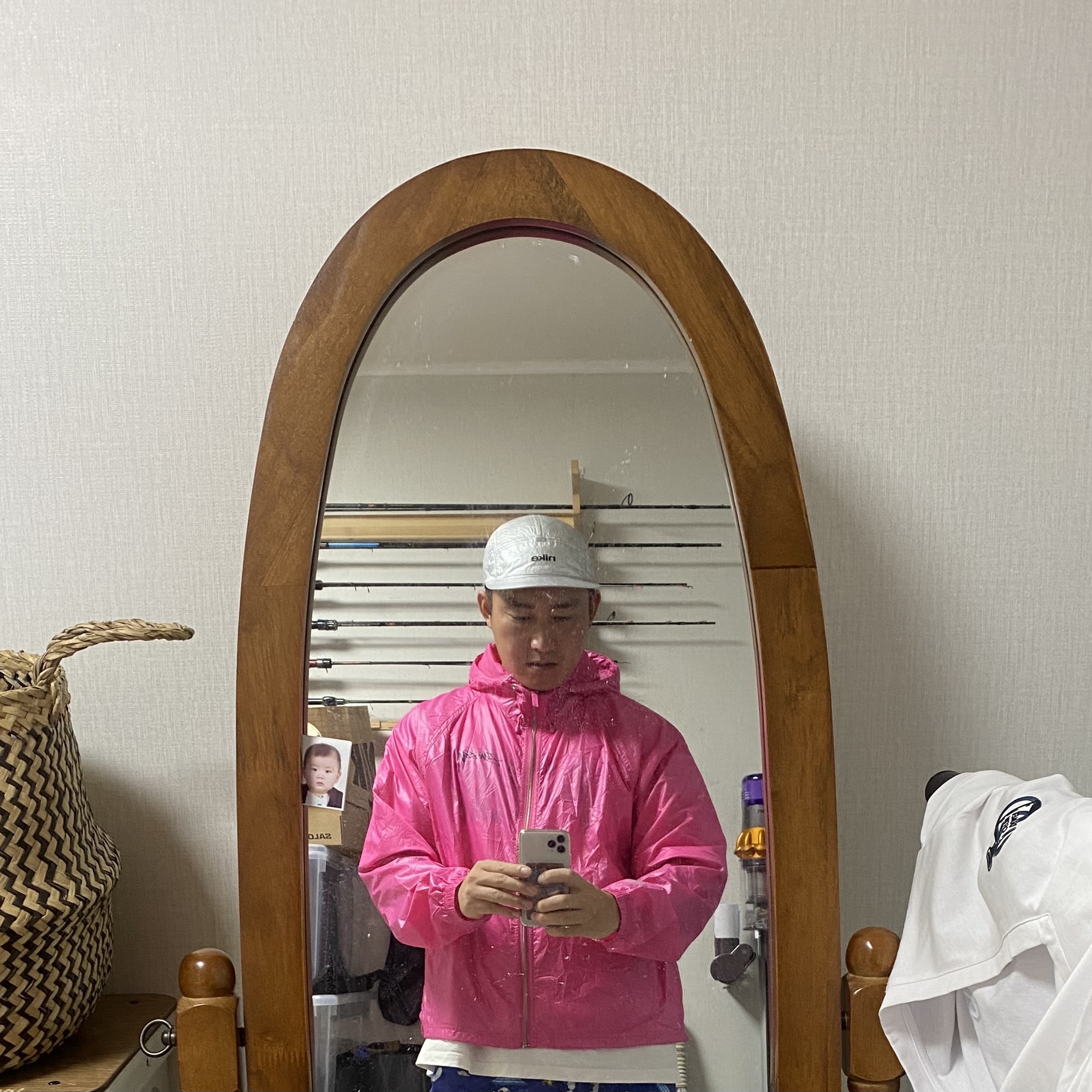 Stussy Beach Shell Wrinkled Nylon Jacket Magenta 착용 스타일
