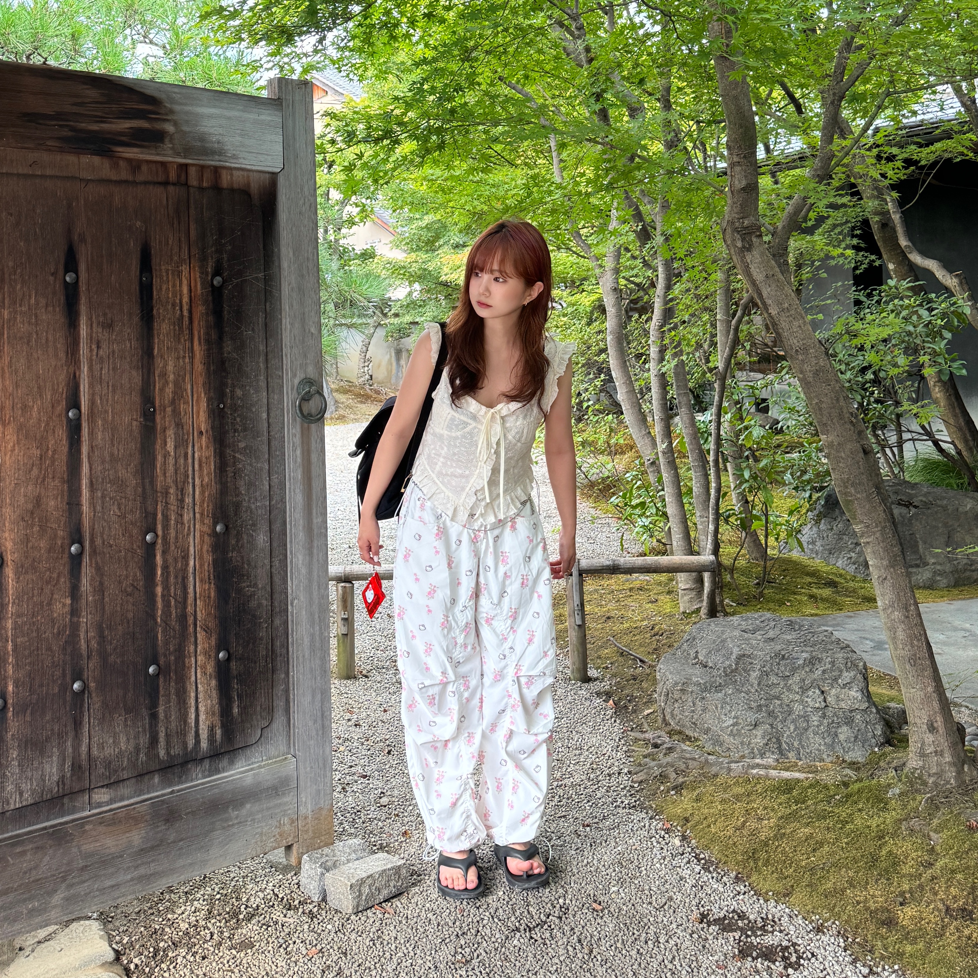 Open Yy x Hello Kitty Parachute Pants White 착용 스타일 - 2
