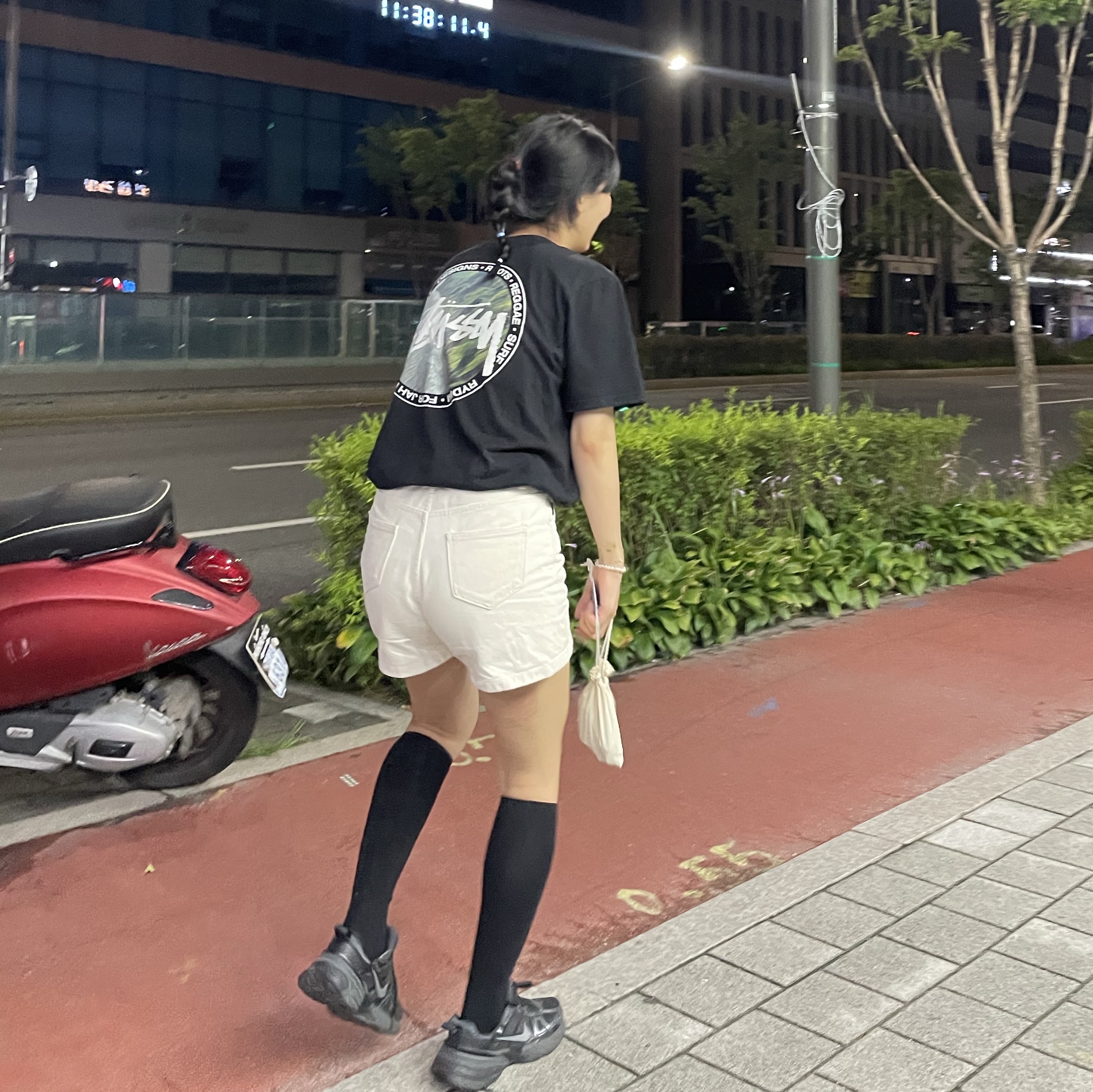 Nike V2K Run Black Anthracite 착용 스타일 - 2