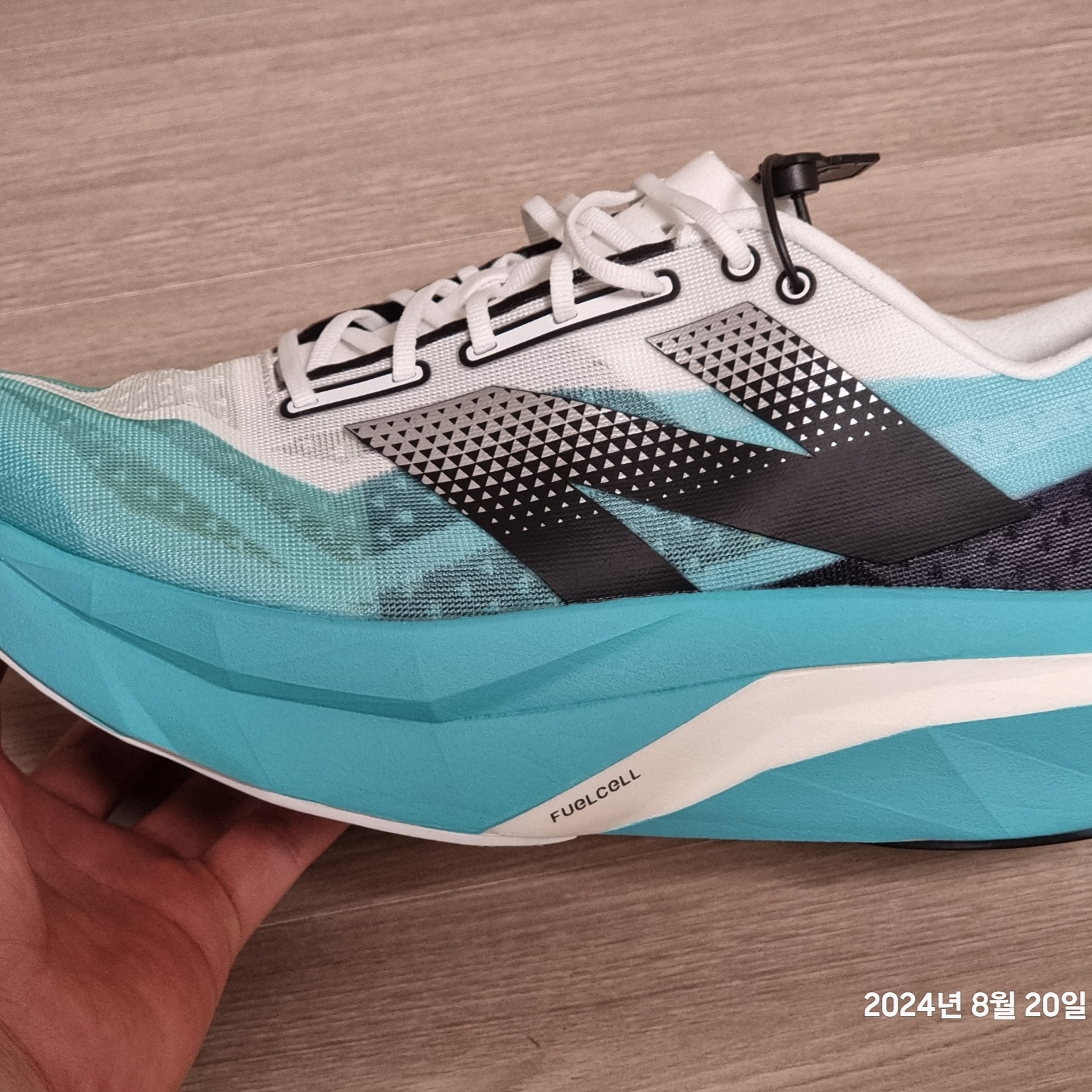 New Balance Fuelcell Supercomp Elite v4 Cyber Jade White - 2E Wide 착용 스타일 - 5
