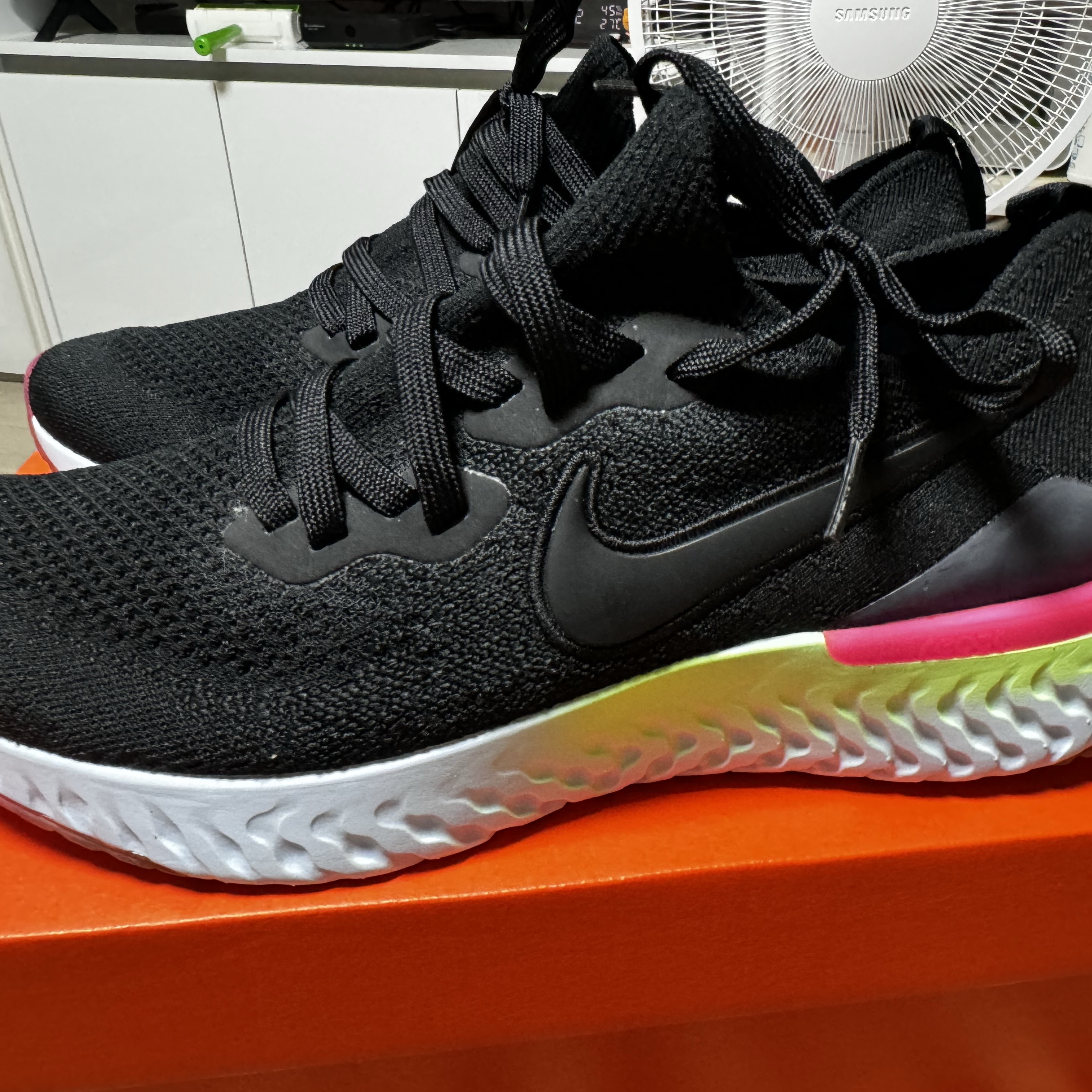 Nike Epic React Flyknit 2 Black Sapphire 착용 스타일 - 1