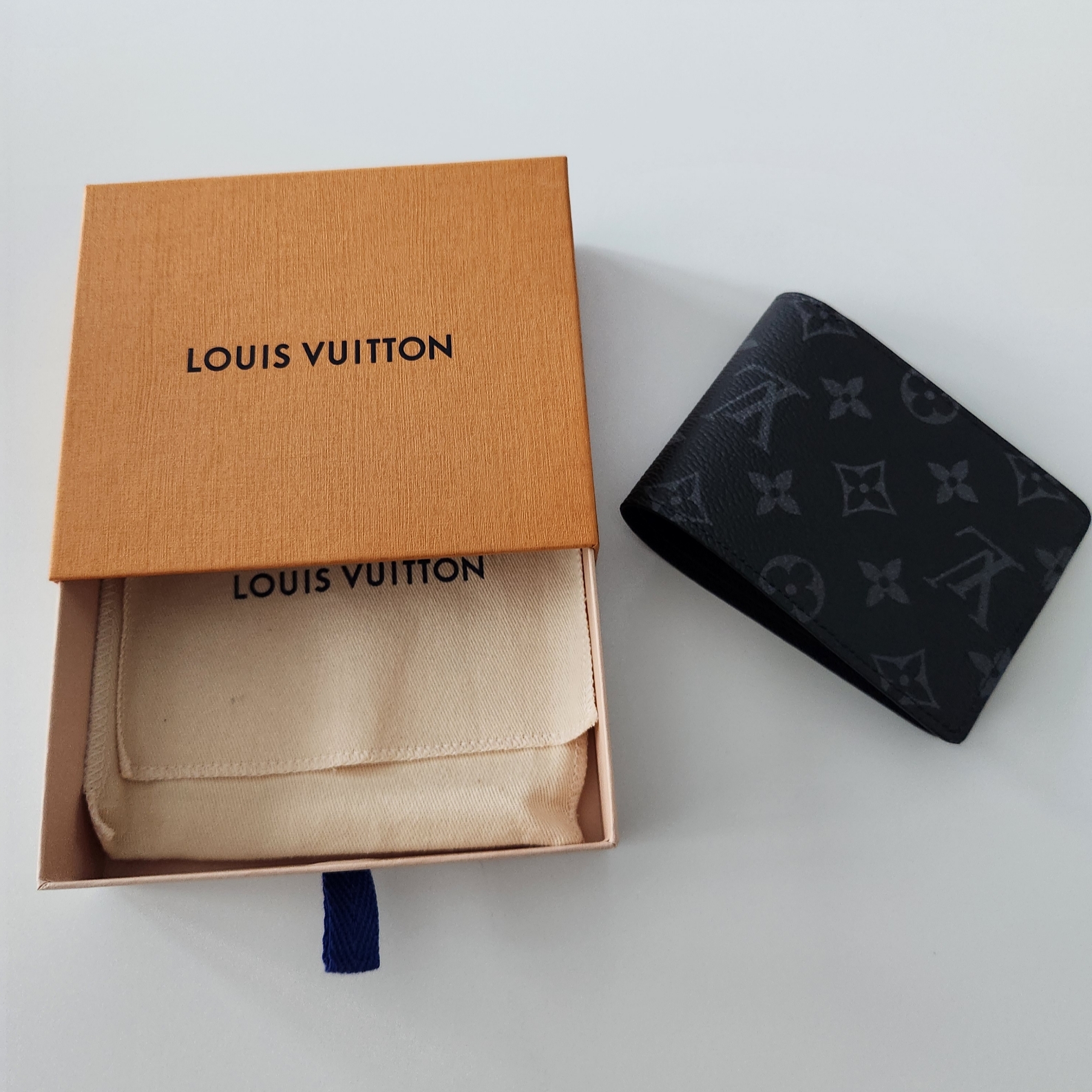 Louis Vuitton Multiple Wallet Monogram Eclipse 착용 스타일 - 2
