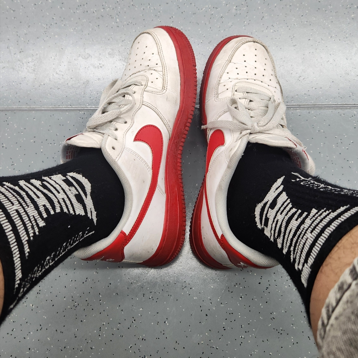 Nike Air Force 1 Low White Red Midsole 착용 스타일