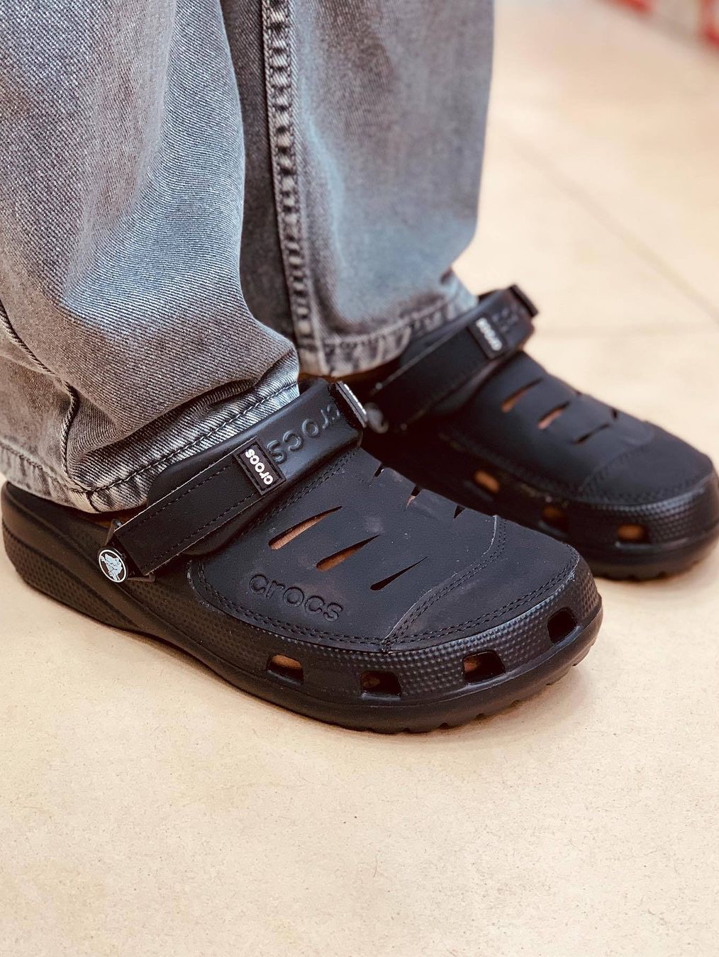 (W) Crocs Classic Platform Clog Black, Crocs Echo Clog White 착용 스타일 - 2