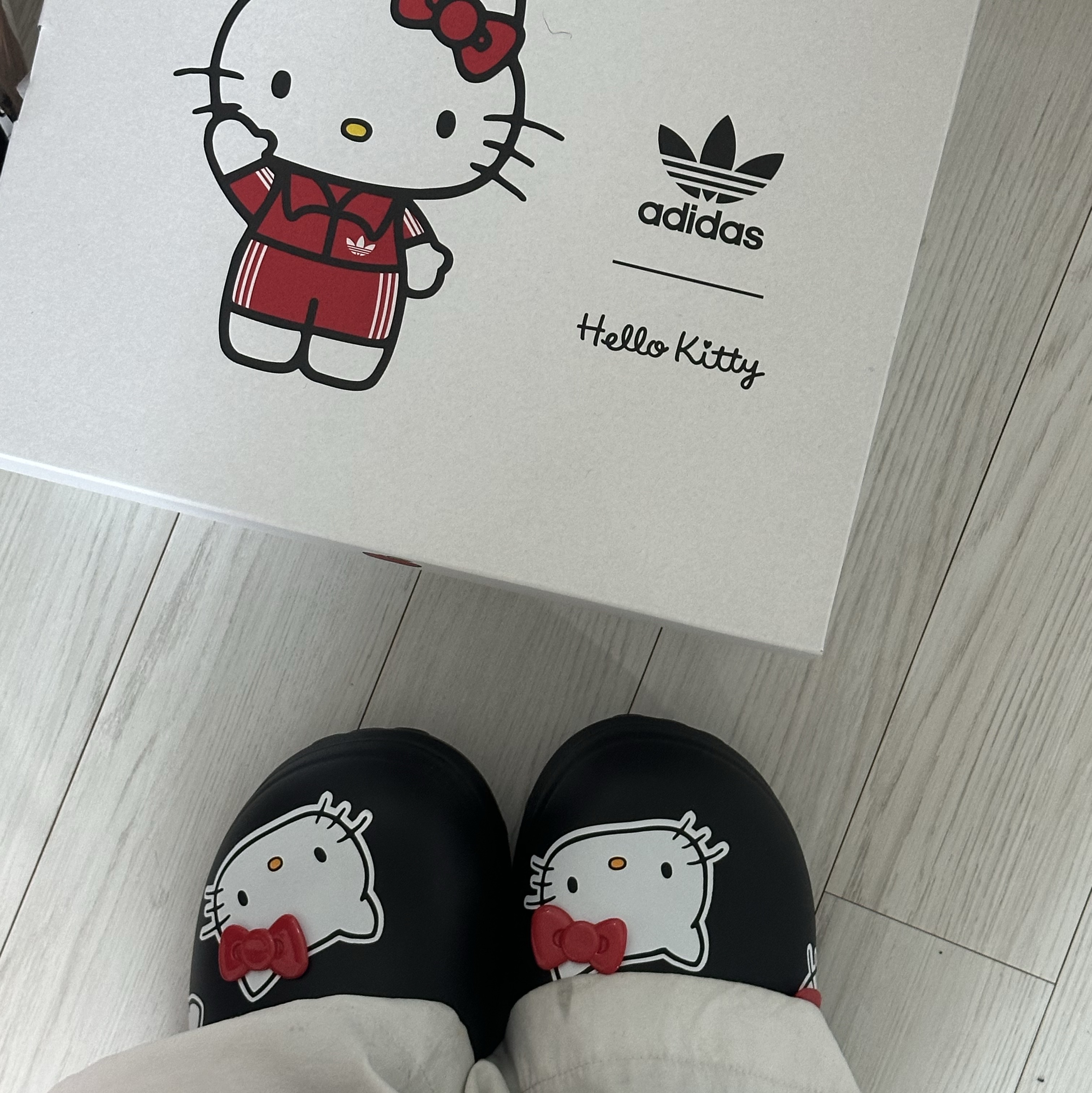 (W) Adidas x Hello Kitty Adifom Stan Smith Mules Core Black Red Cloud White 착용 스타일