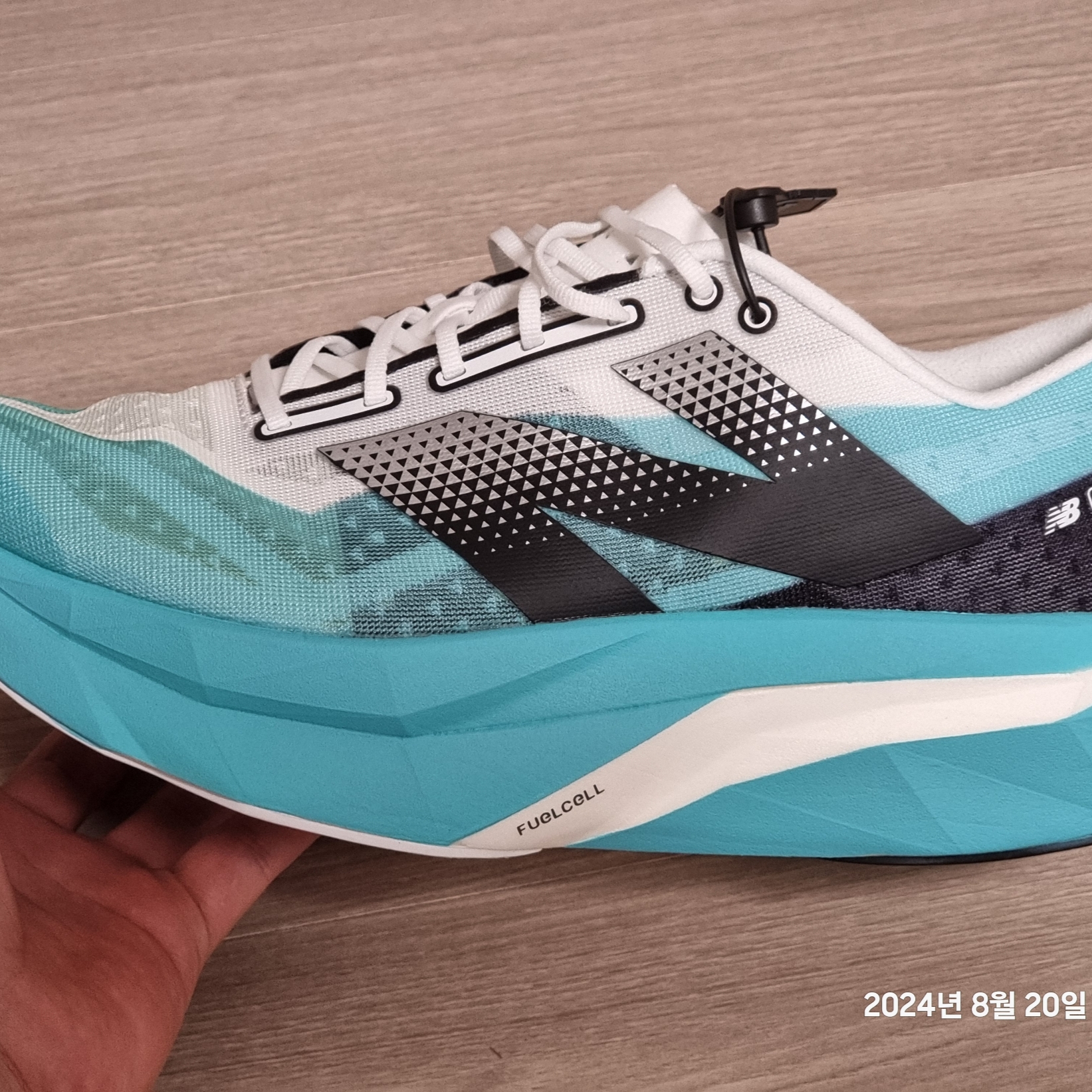 New Balance Fuelcell Supercomp Elite v4 Cyber Jade White - 2E Wide 착용 스타일 - 4