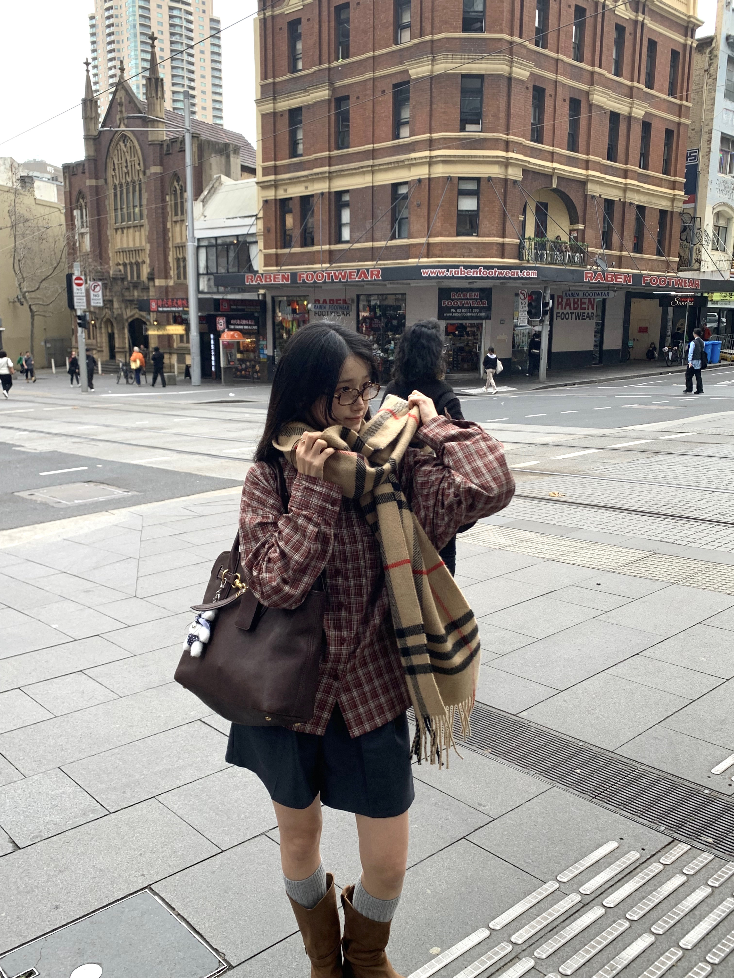 Miu Miu Aventure Nappa Leather Bag Briarwood, (W) Miu Miu Regard Sunglasses Blue Lenses Honey Tortoiseshell Acetate Standard fit 착용 스타일 - 4
