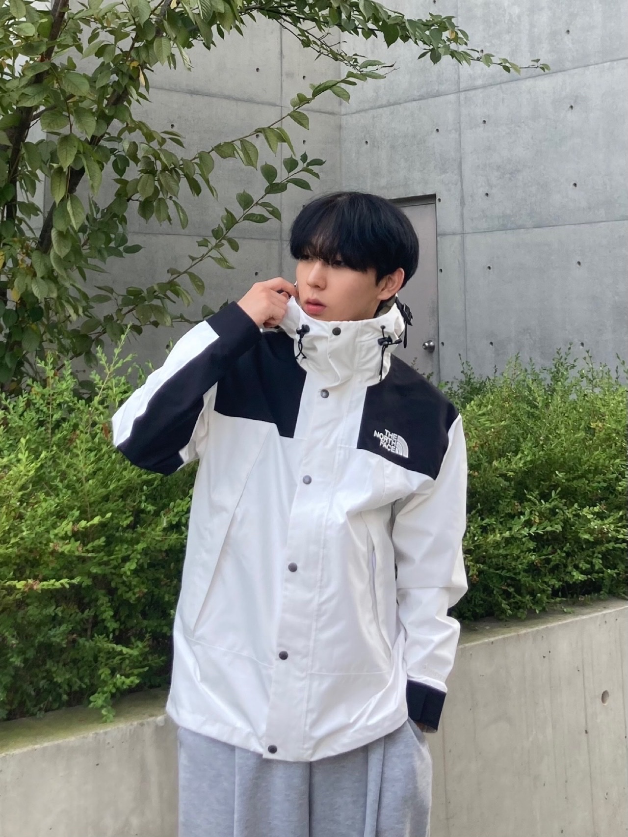 The North Face Eco GTX Mountain Jacket Ivory, (W) Jordan 1 Low White Wolf Grey 착용 스타일 - 3