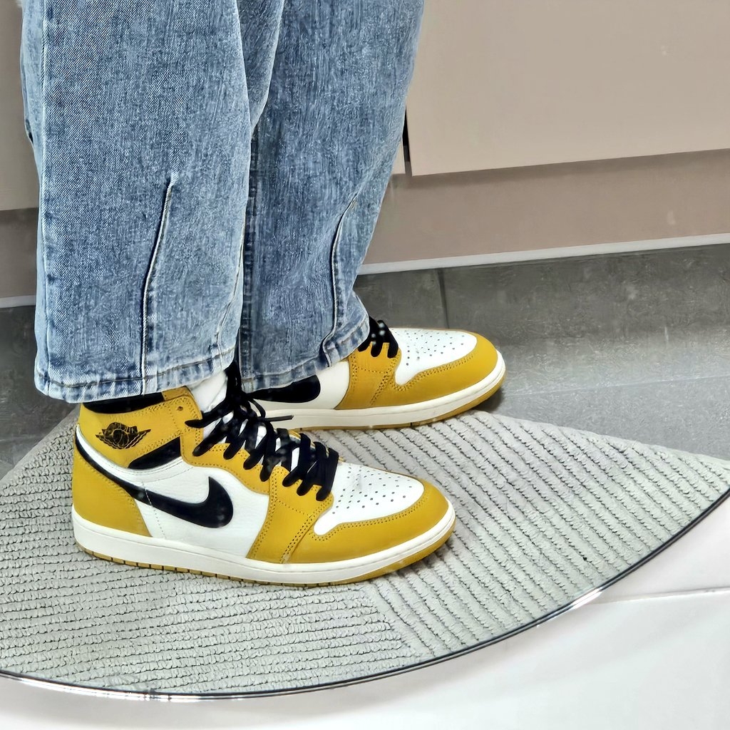 Jordan 1 Retro High OG Yellow Ochre 착용 스타일 - 4