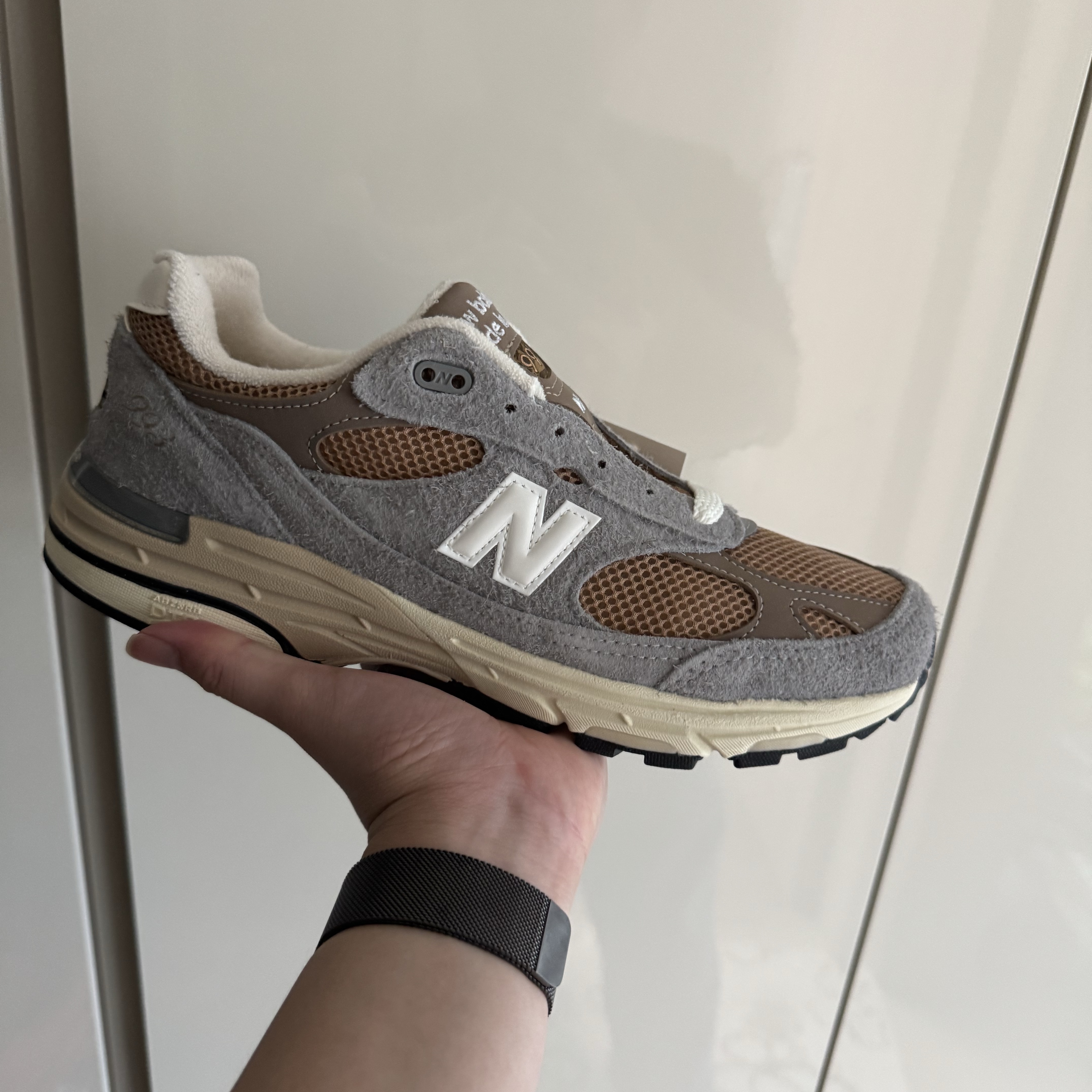 New Balance 993 Made in USA Shadow Grey Driftwood 착용 스타일 - 2