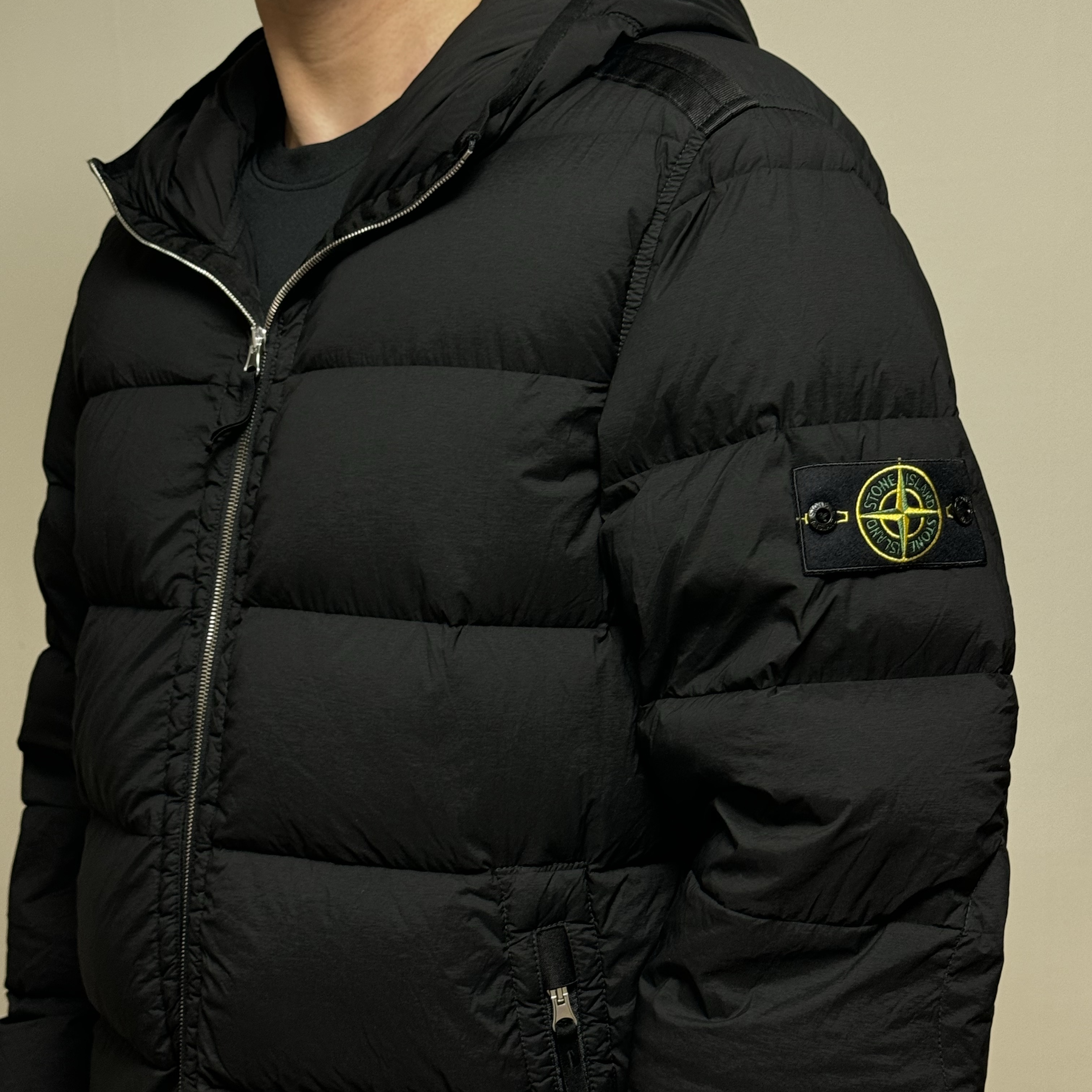 Stone Island 43728 Seamless Tunnel Nylon Down-TC Jacket Black - 23FW 착용 스타일 - 2
