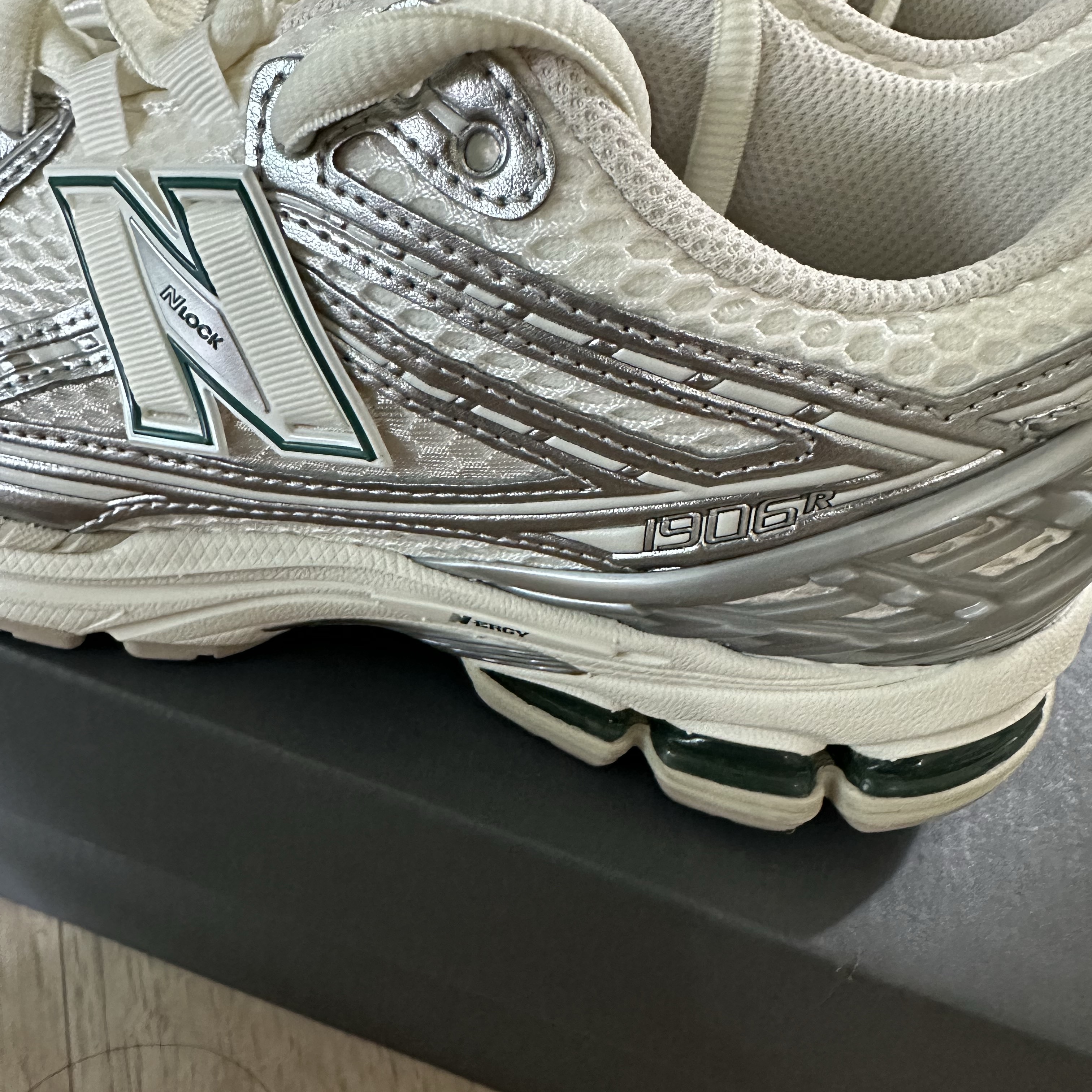 New Balance 1906R Silver Metallic Sea Salt 착용 스타일 - 3