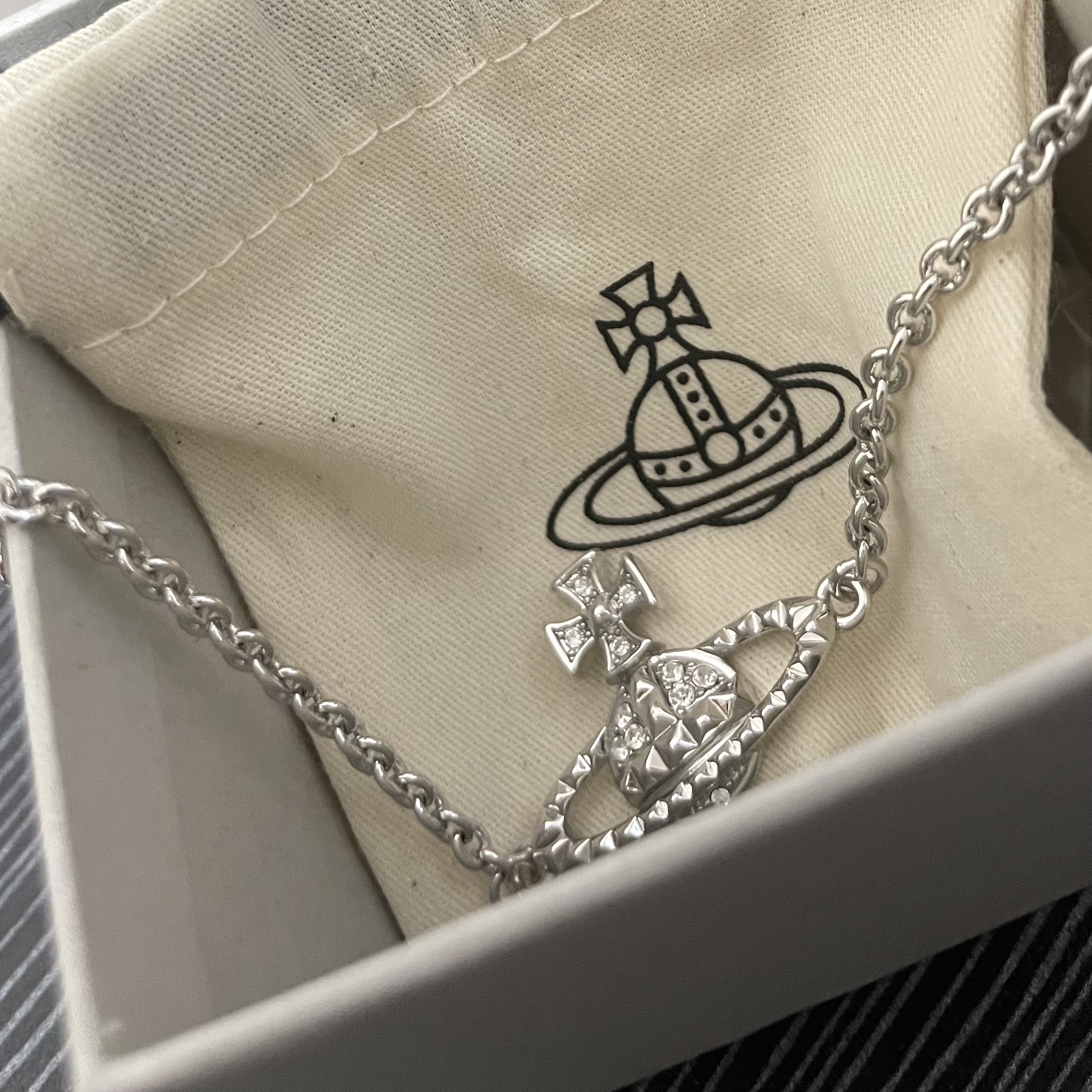Vivienne Westwood Mayfair Bas Relief Bracelet Silver 착용 스타일