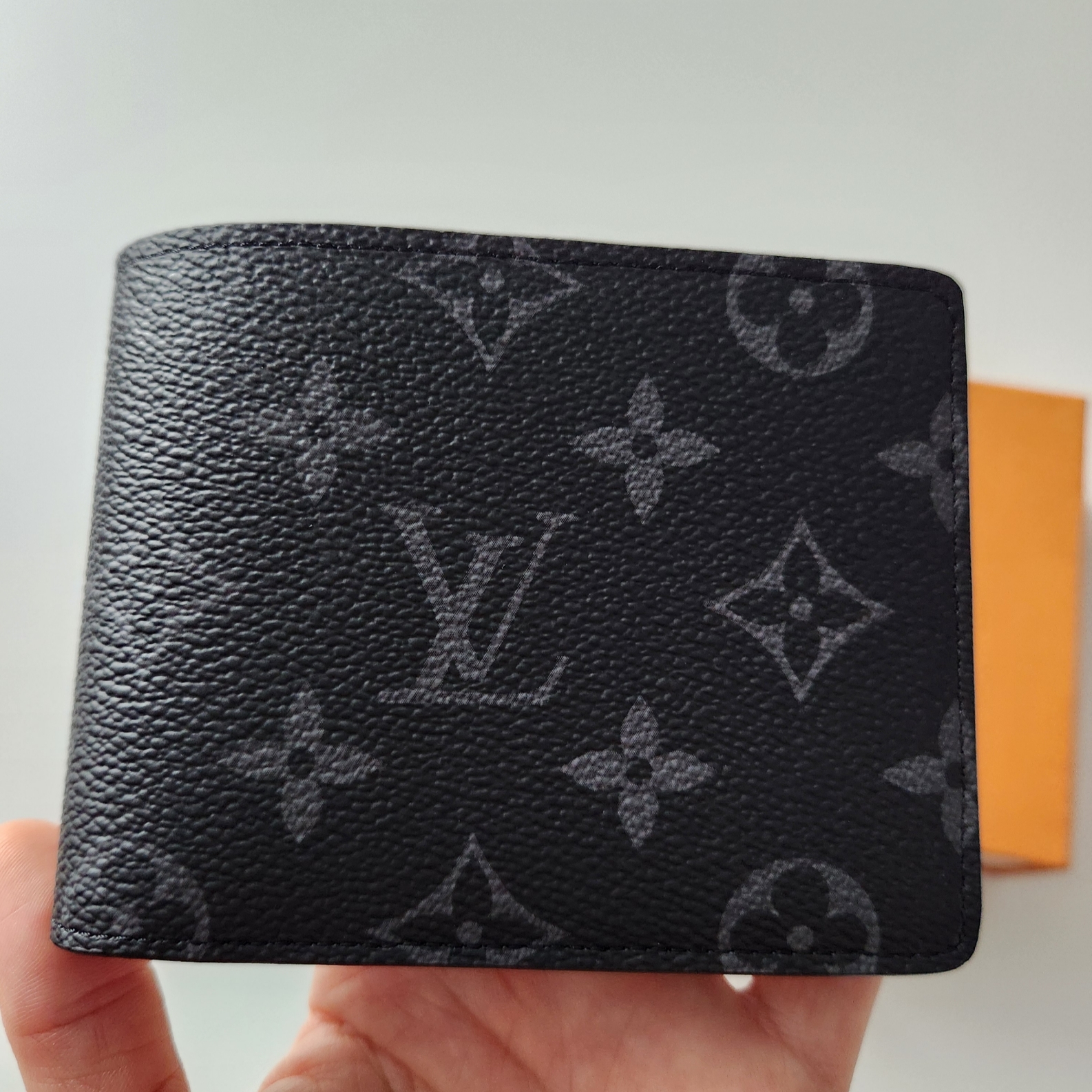 Louis Vuitton Multiple Wallet Monogram Eclipse 착용 스타일 - 3