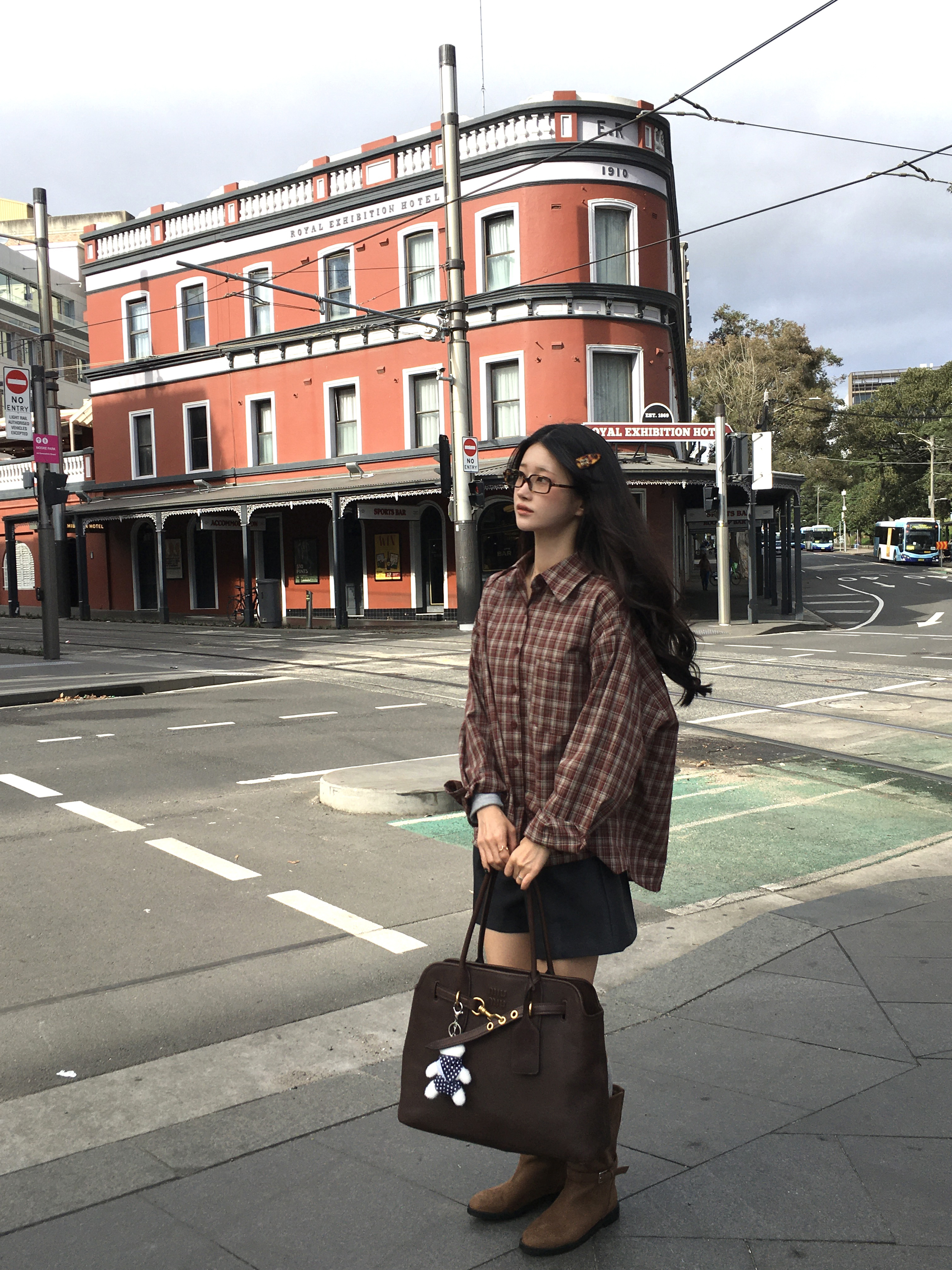 Miu Miu Aventure Nappa Leather Bag Briarwood, (W) Miu Miu Regard Sunglasses Blue Lenses Honey Tortoiseshell Acetate Standard fit 착용 스타일 - 8