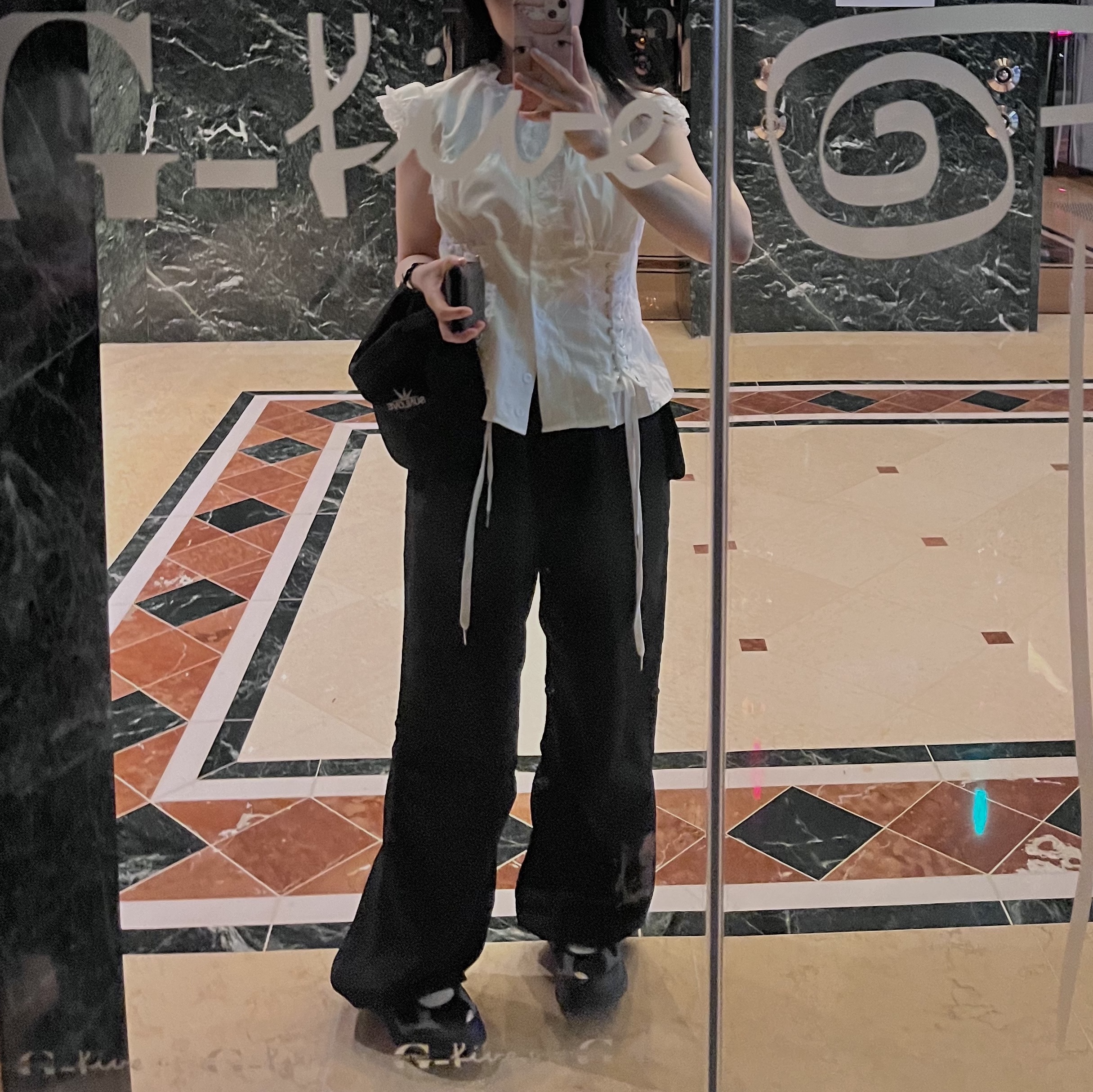 (W) New Balance Breeze SD2202 Black, Sansan Gear Cross Bag Black - 24SS 착용 스타일 - 2