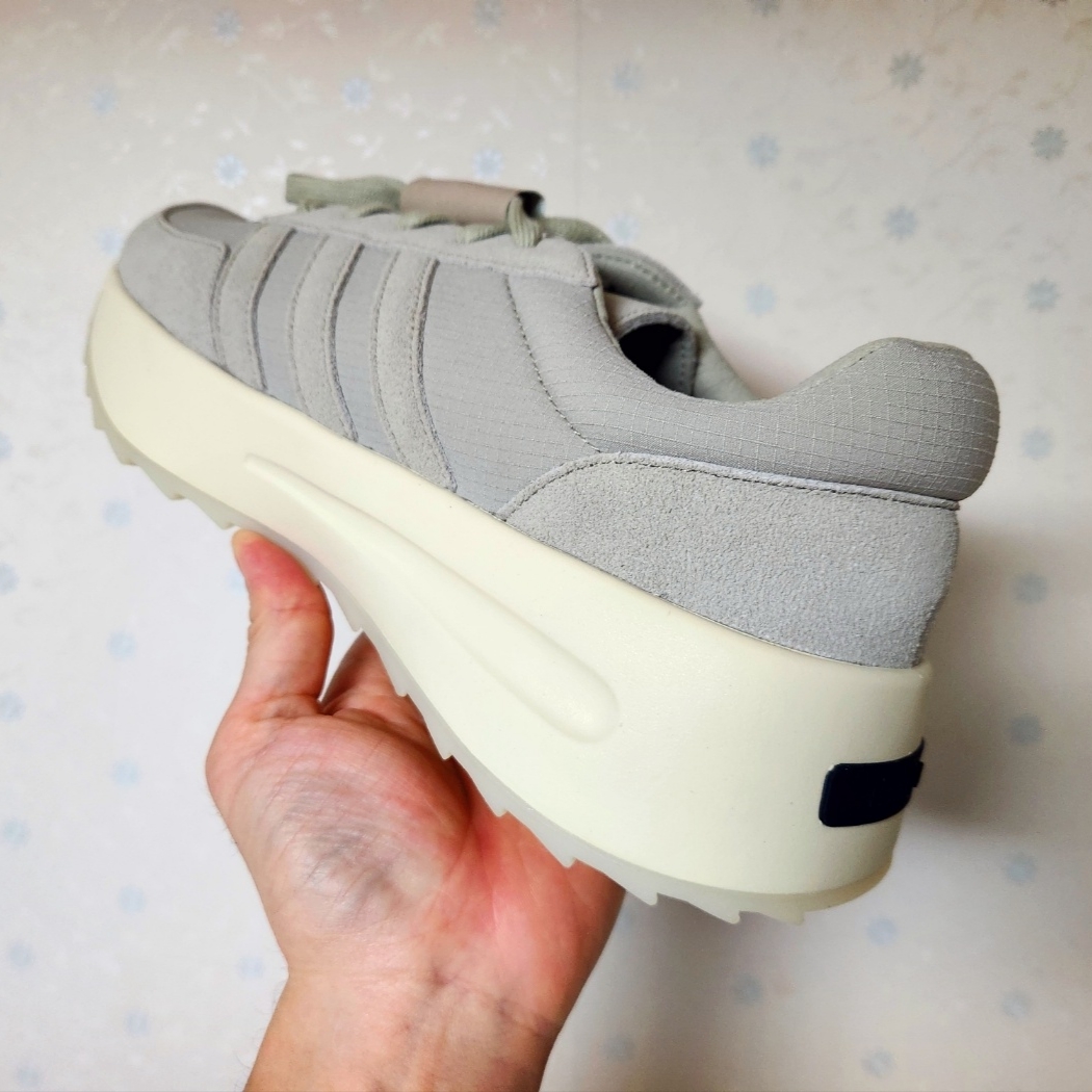 Adidas x Fear of God Athletics Los Angeles Runner Sesame 착용 스타일 - 3