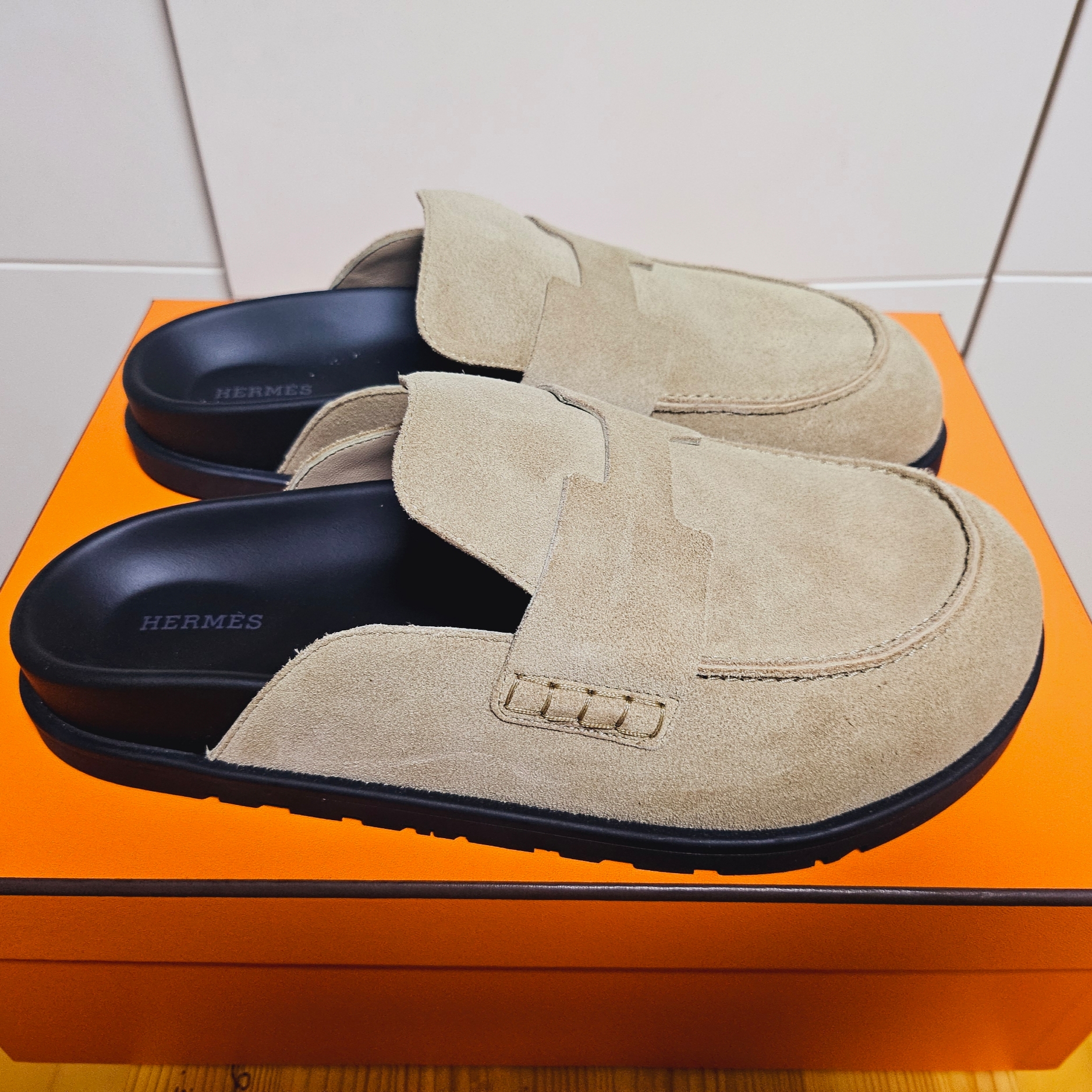 Hermes Go Mule Suede Calfskin & Beige Argile 착용 스타일 - 2