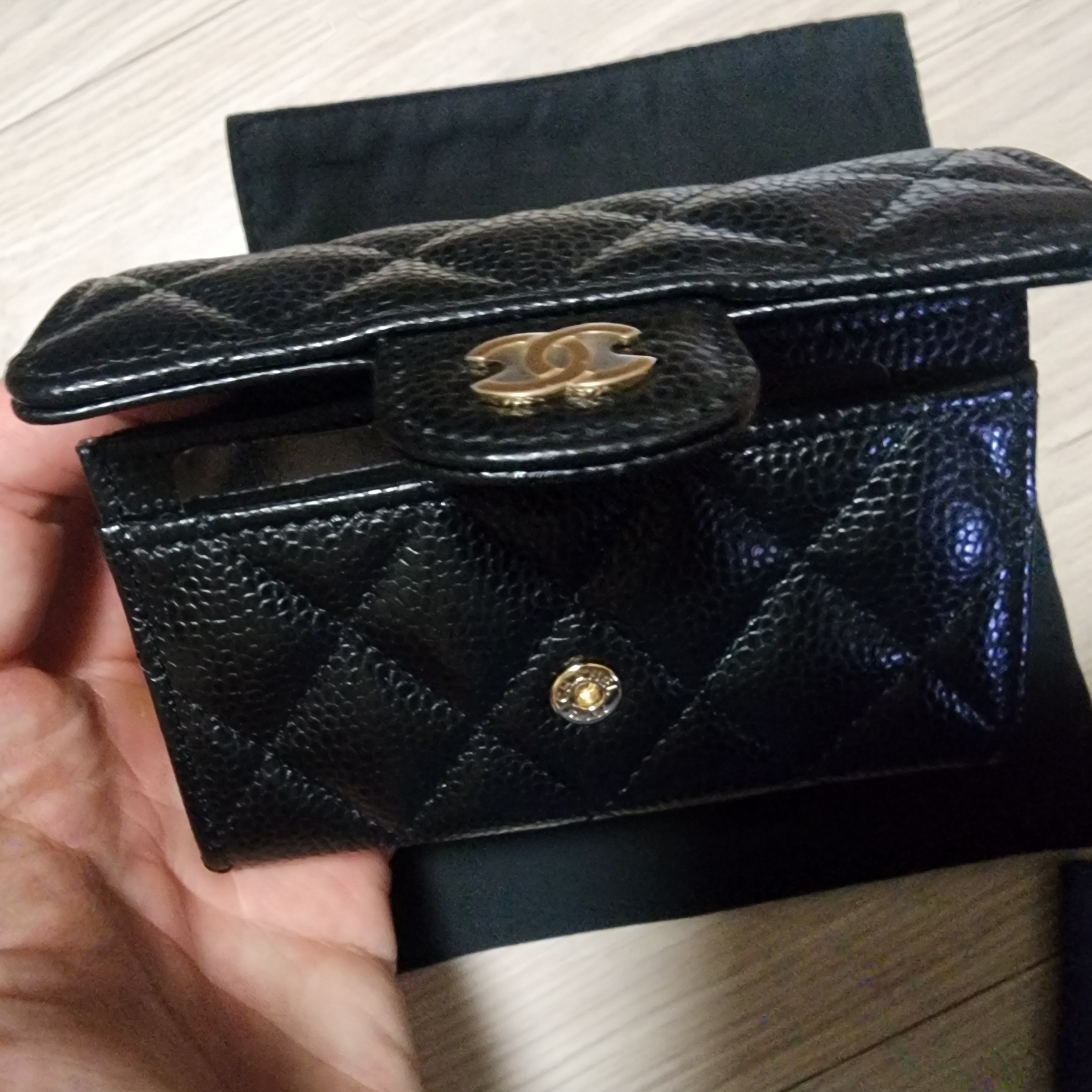 Chanel Classic Card Holder Grained Calfskin & Gold Black 착용 스타일 - 2
