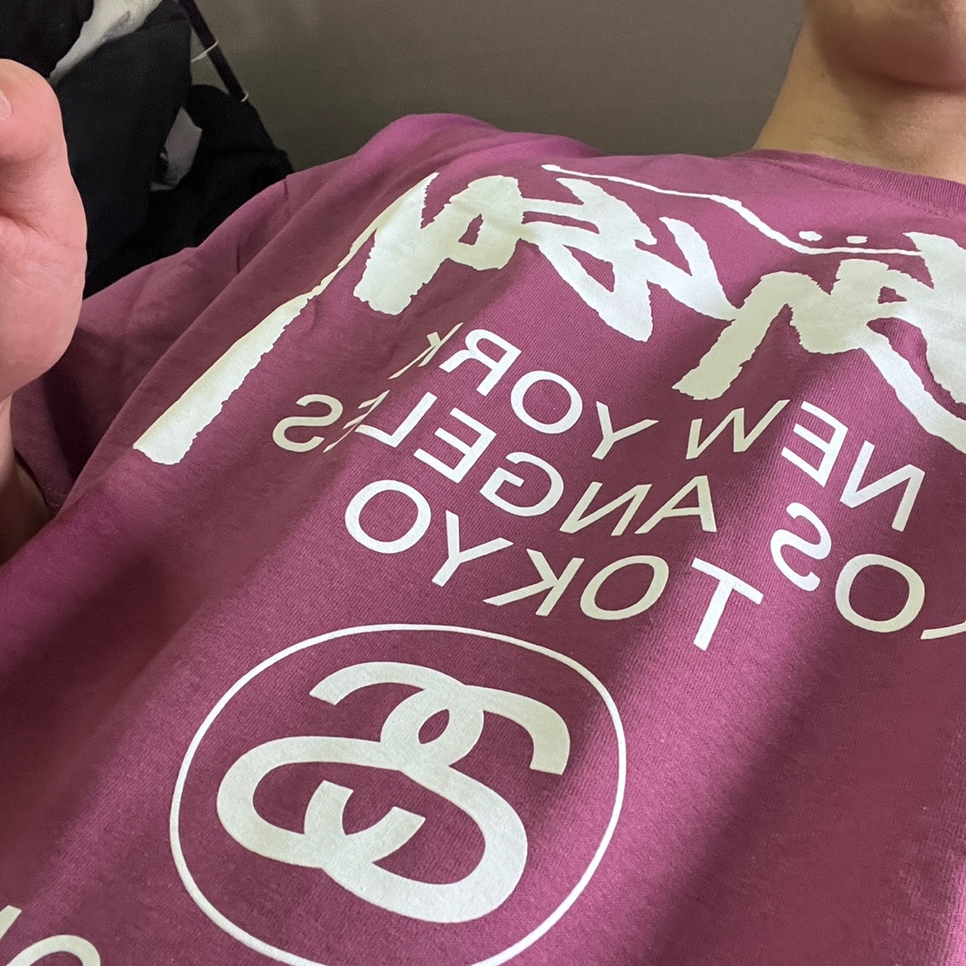 Stussy World Tour T-Shirt Berry 2024 착용 스타일