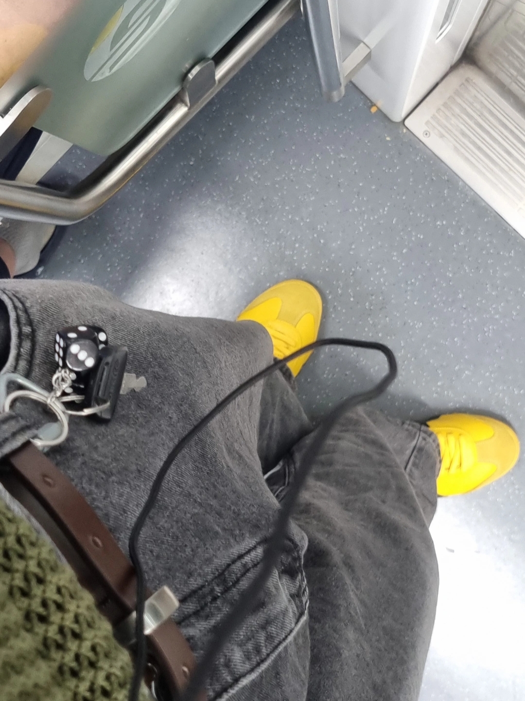 Onitsuka Tiger Mexico 66 Yellow Black 착용 스타일 - 1