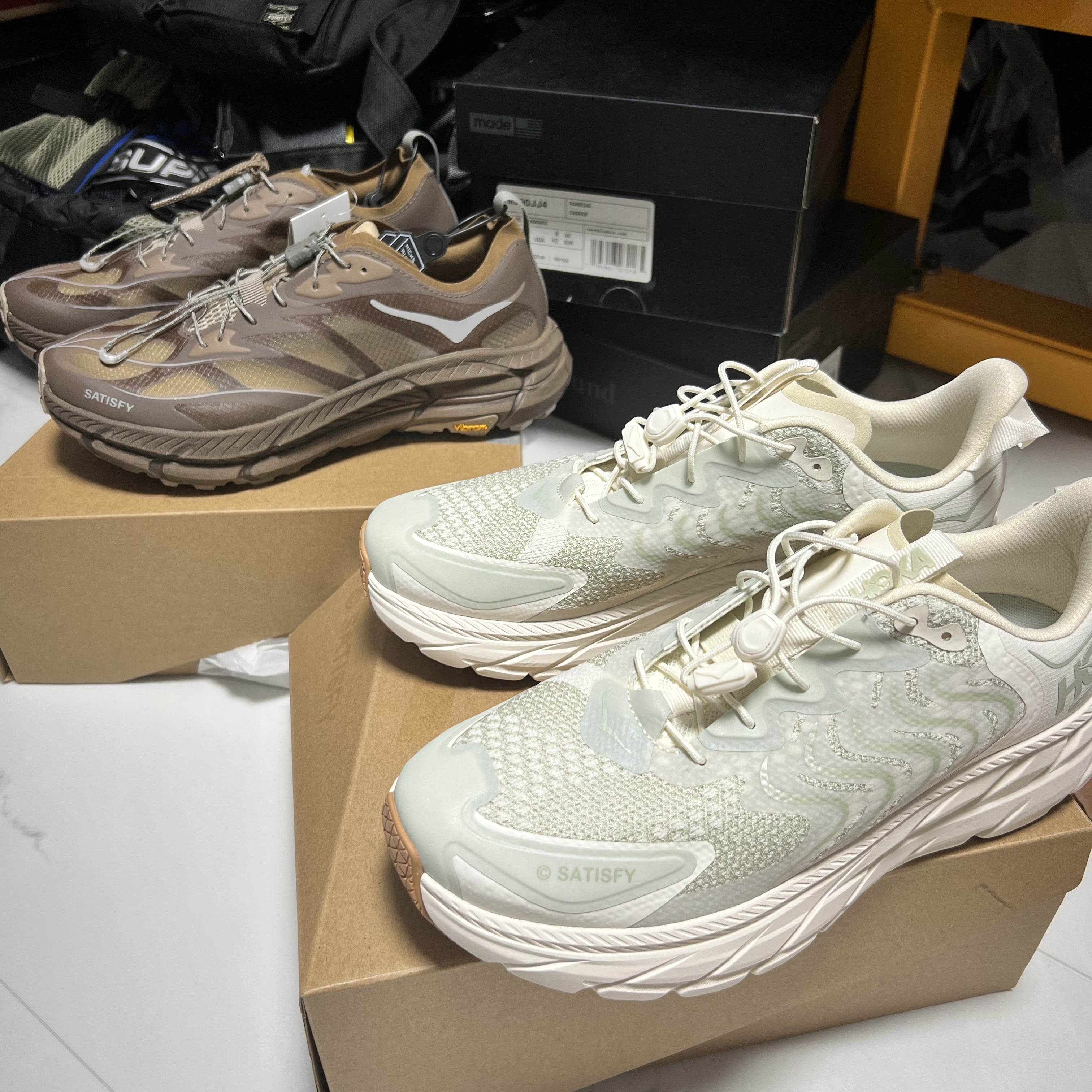 Hoka x Satisfy Mafate Speed 4 Lite Rubber, Hoka x Satisfy Clifton LS Celadon Tint Whisper White 착용 스타일