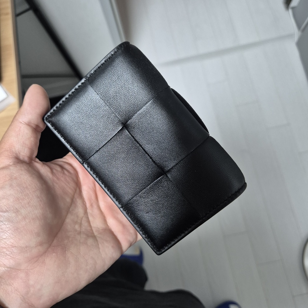 Bottega Veneta Cassette Business Card Case Black 착용 스타일
