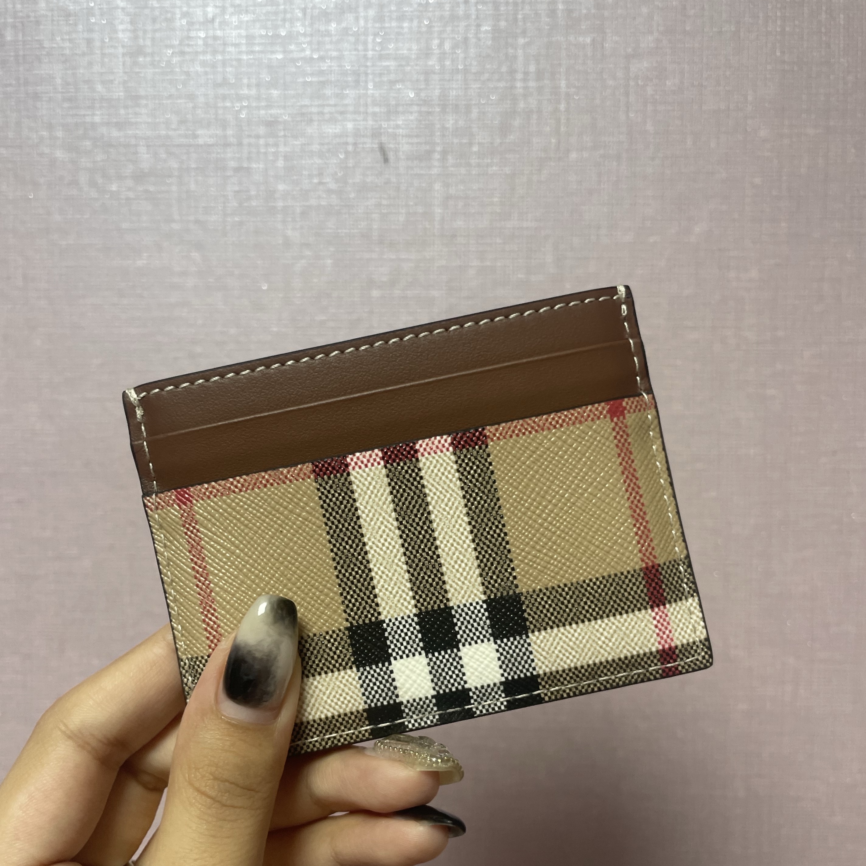 Burberry Vintage Check and Leather Card Case Tan 착용 스타일