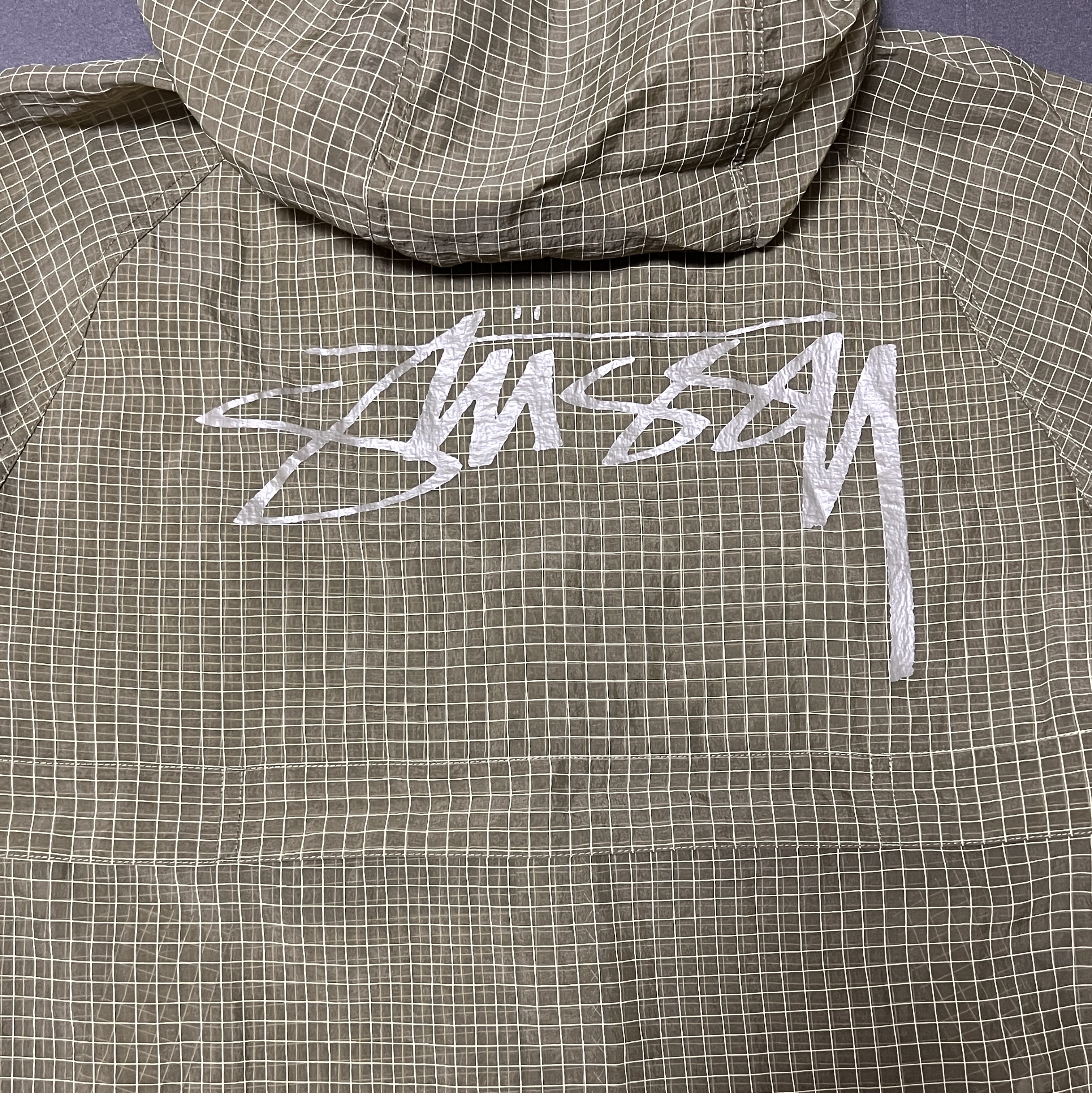 Stussy Beach Shell Transparent Ripstop Olive 착용 스타일 - 2