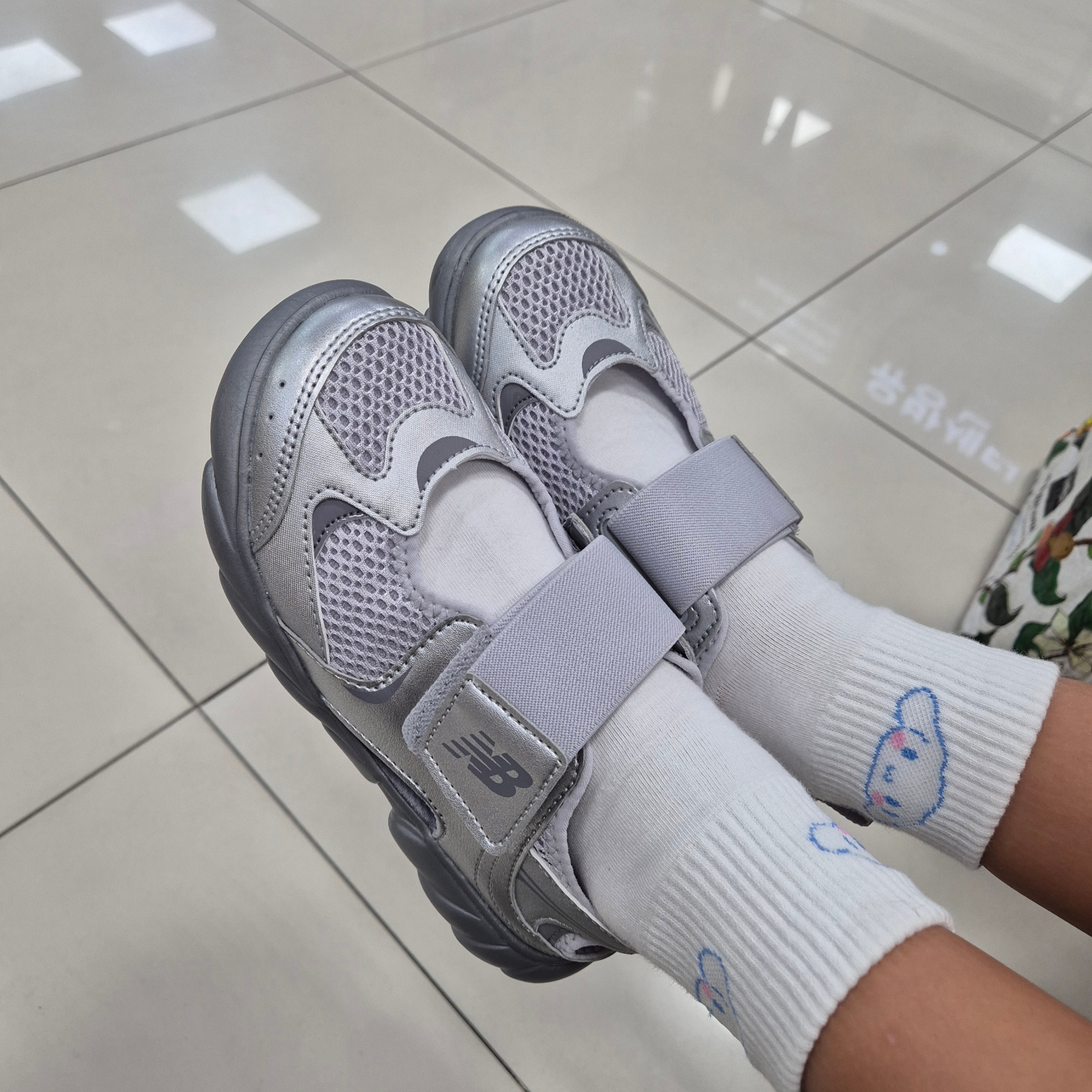 (Kids) New Balance Freedle 920 Sandal Grey 착용 스타일
