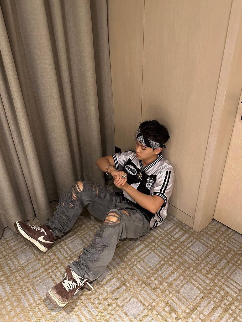 Supreme Spiderweb Football Jersey White - 24SS, Supreme Chosen One Baseball Jersey Navy - 24SS 착용 스타일 - 4