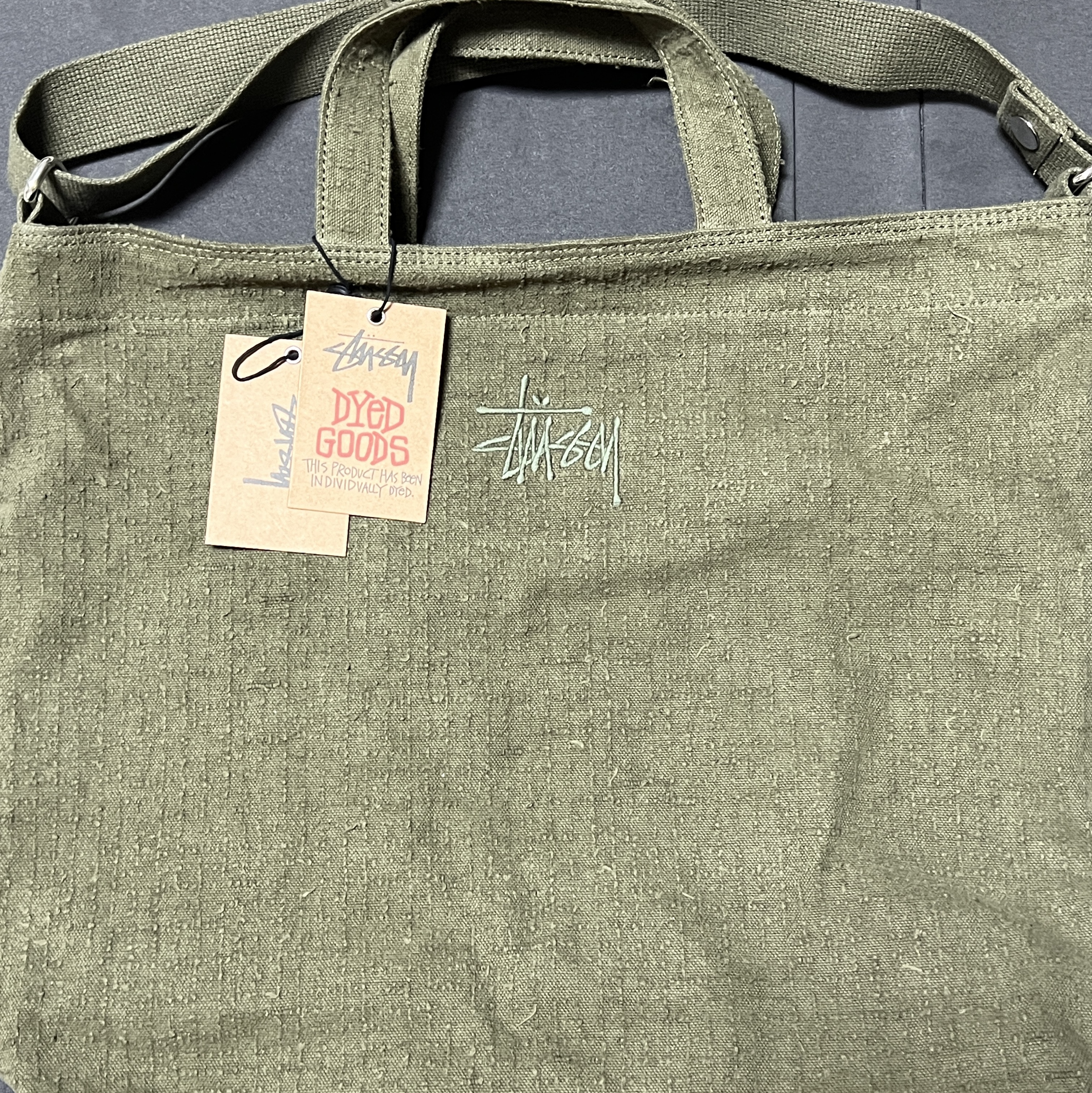 Stussy Needle Punch Crossbody Bag Olive 착용 스타일 - 1