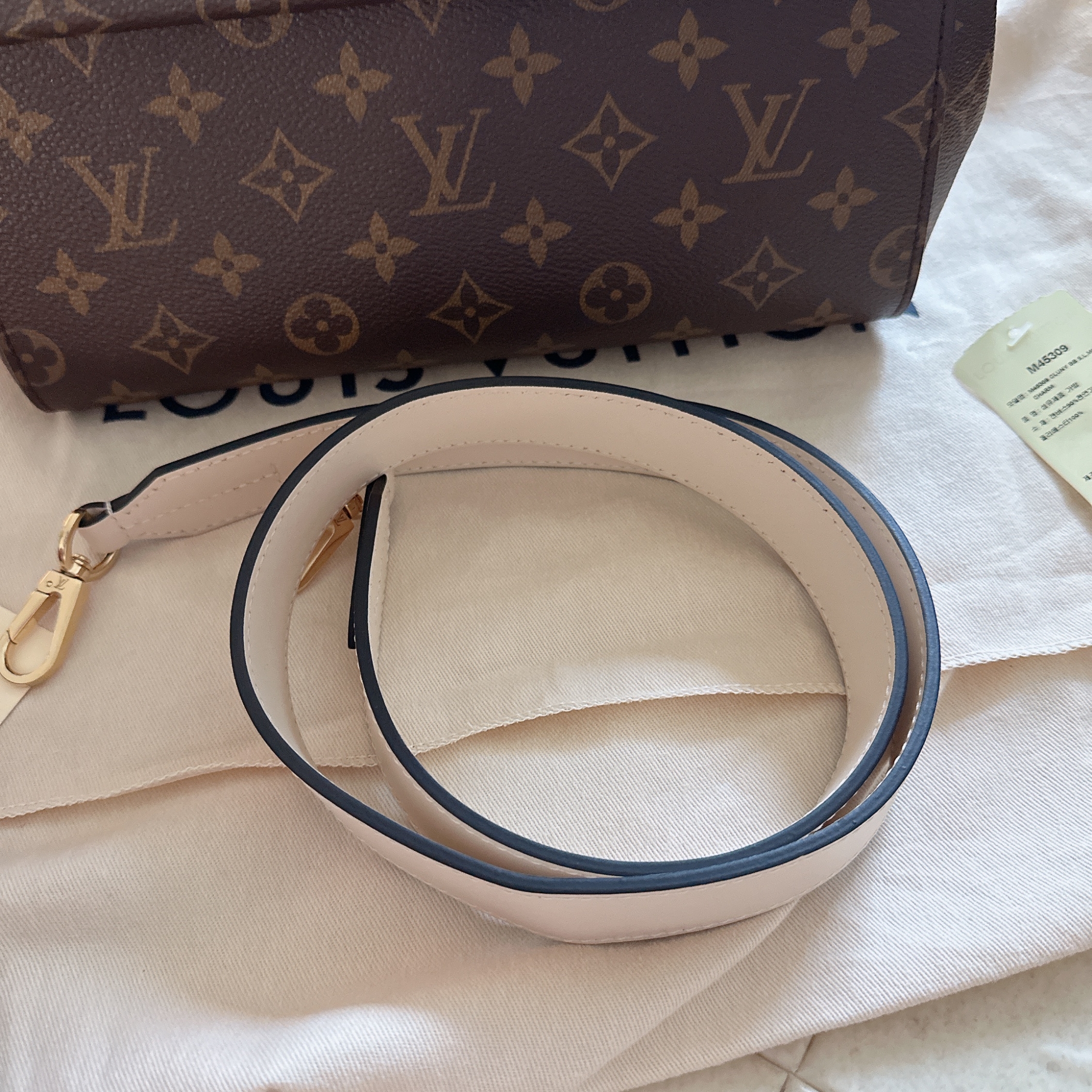 Louis Vuitton Cluny BB Monogram Black 착용 스타일