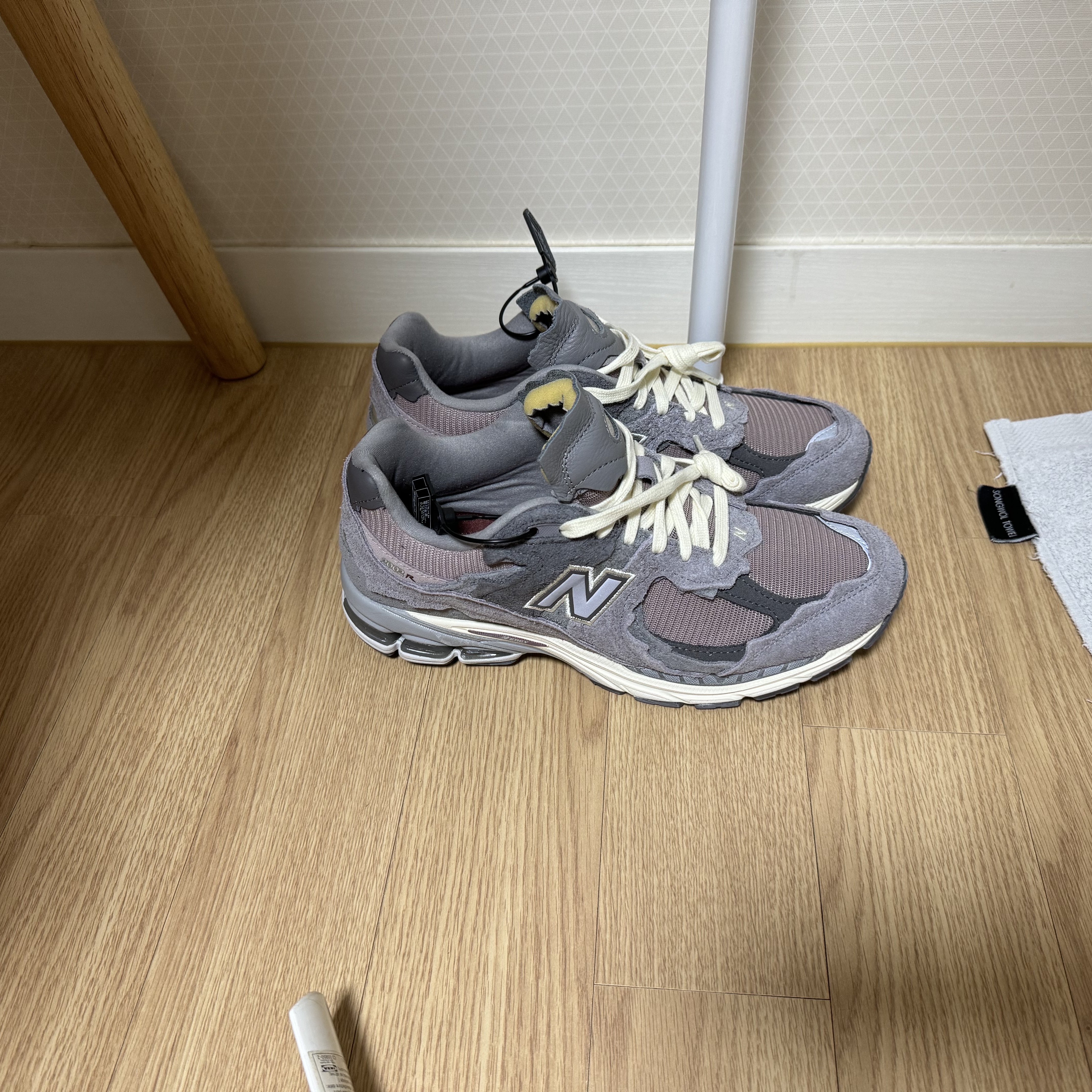 New Balance 2002R Protection Pack Zinc Eiffel Tower 착용 스타일 - 2