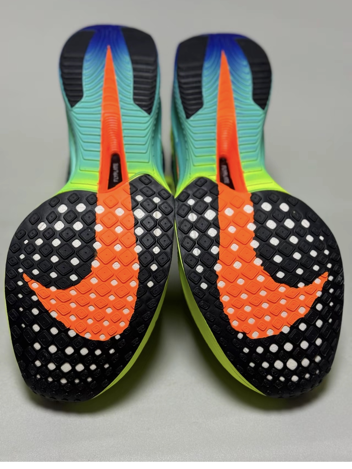 Nike ZoomX Vaporfly Next% 3 Volt Scream Green 착용 스타일 - 7